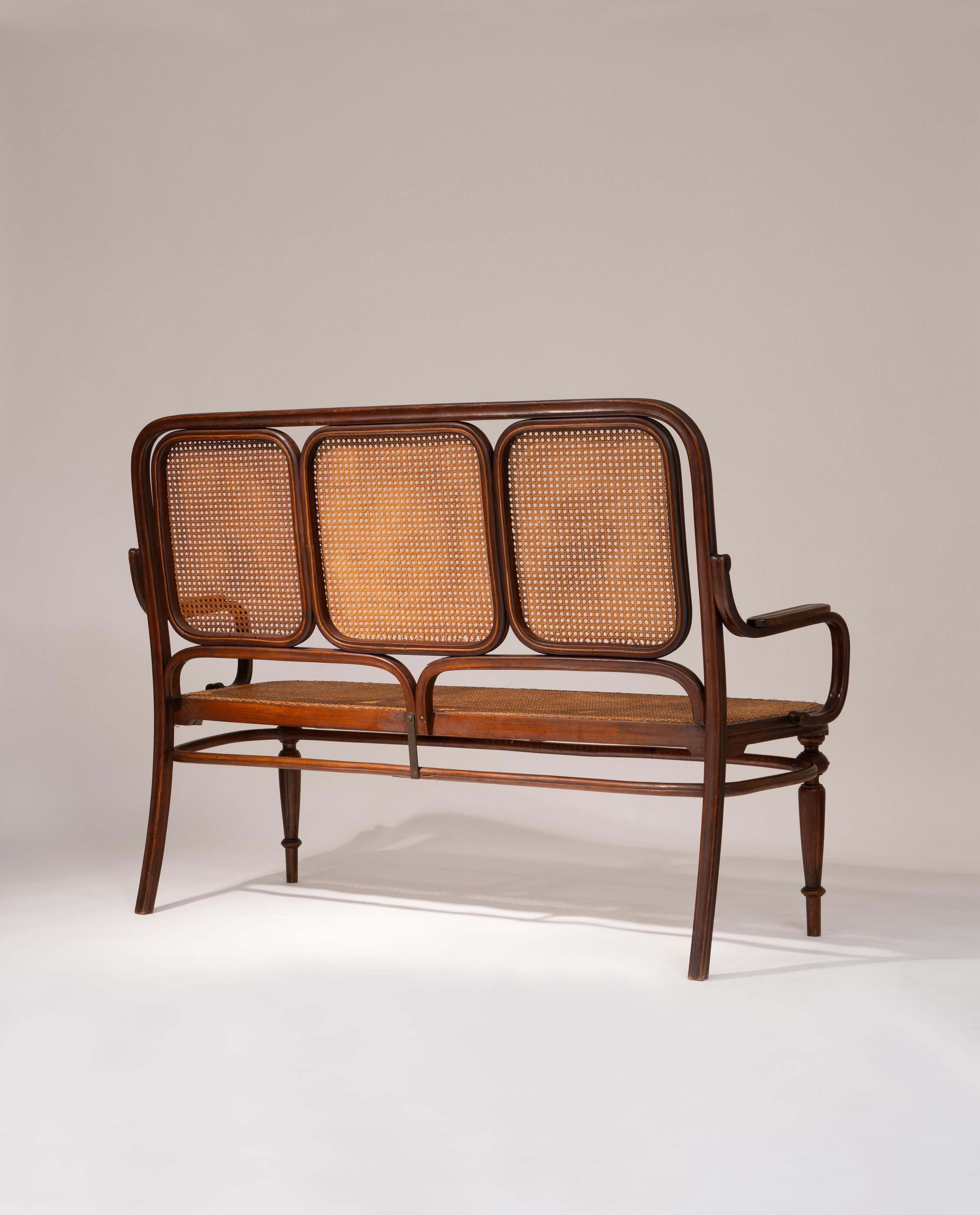 Thonet Late 19th-Century Bentwood Bench with Cane Webbing Austríaco en venta