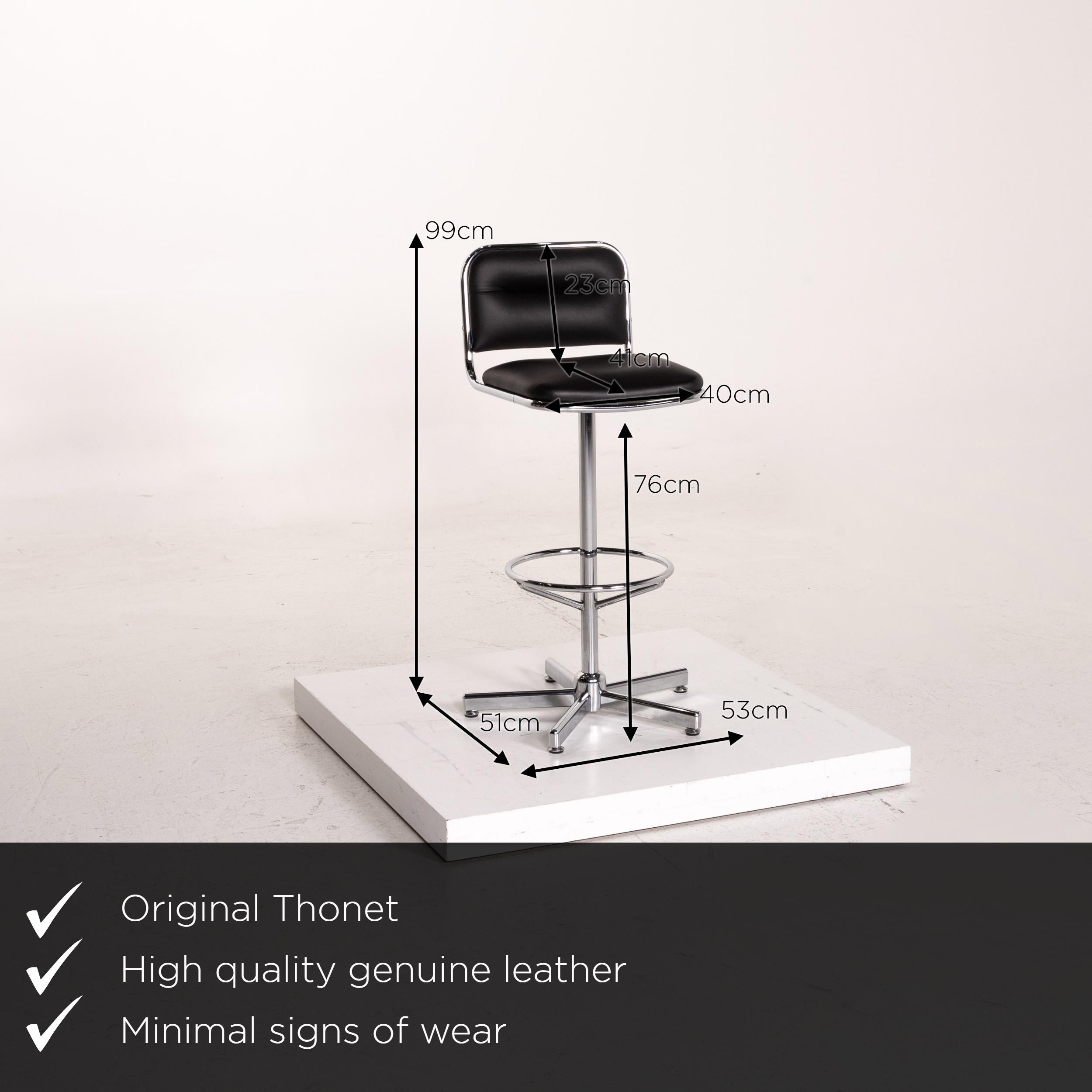 We present to you a Thonet leather bar stool black chair metal.

 

 Product measurements in centimeters:
 

Depth 51
Width 53
Height 99
Seat height 76
Seat depth 41
Seat width 40
Back height 23.
  