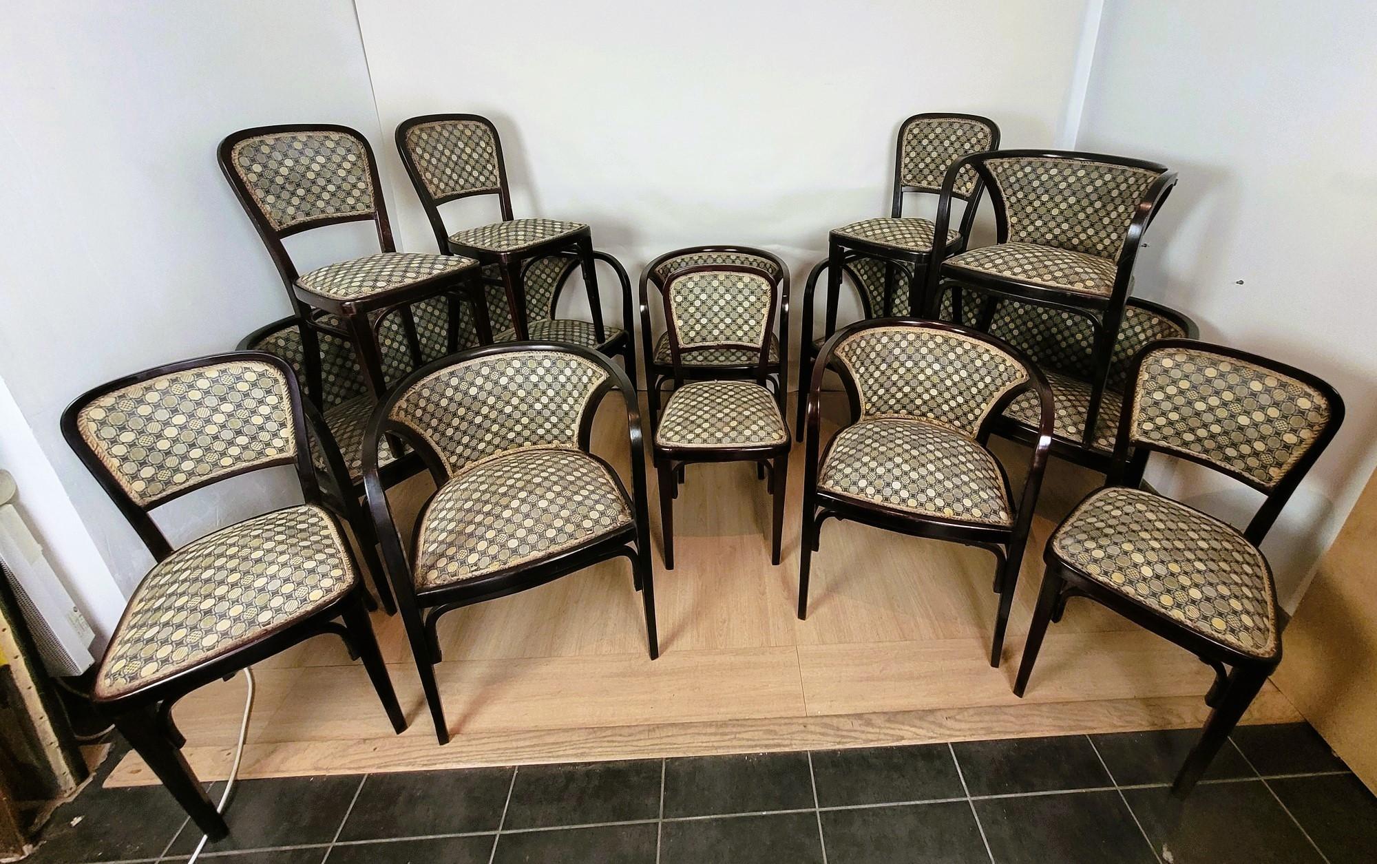 Beautiful living room set composed of 2 sofas, 4 armchairs and 6 chairs, characteristic of Thonet's work: curved lines of the wood of the armrests, backrests...

Good general condition: clean fabrics and upholstery which seem original, some wear and