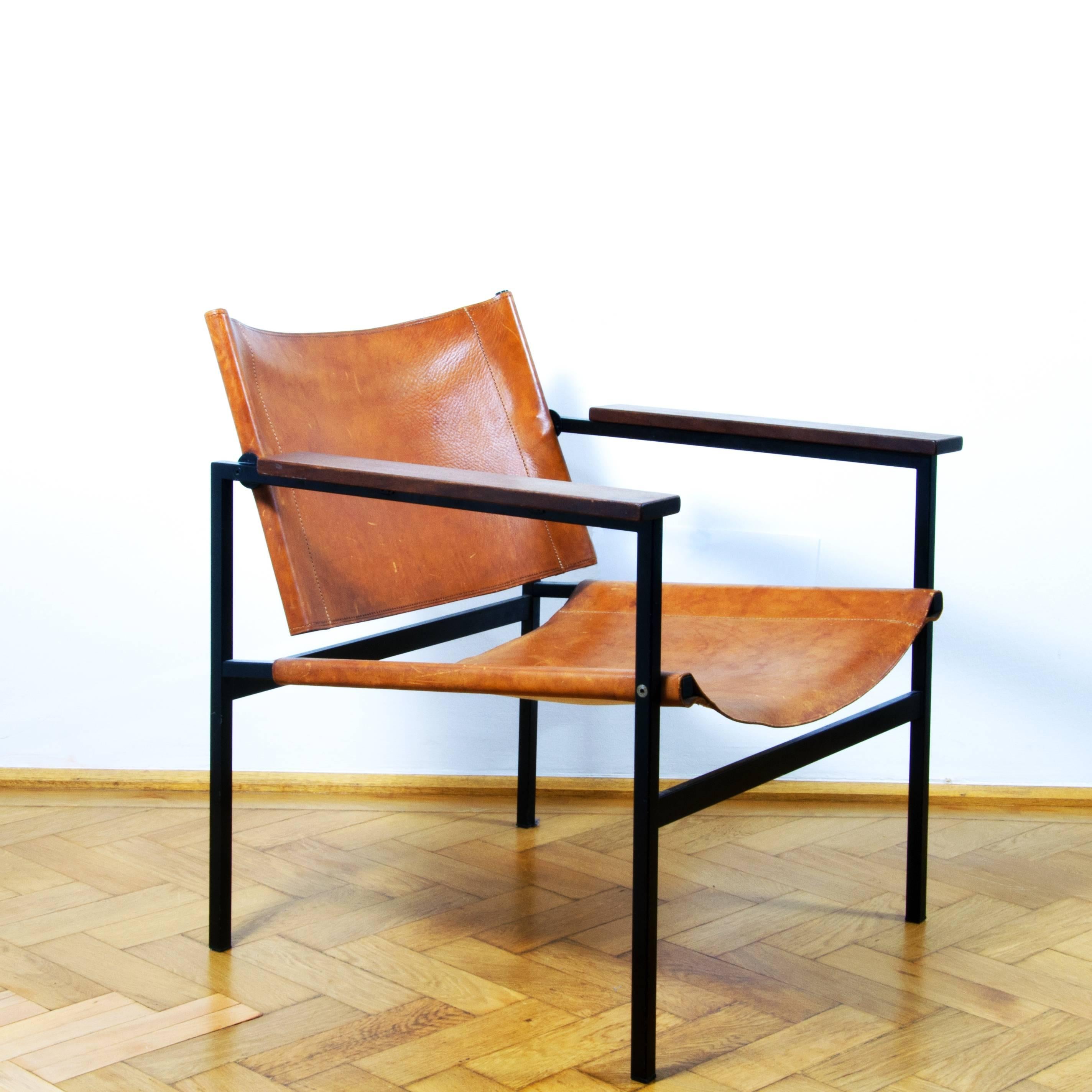 A beautiful example of a classic 1950s designed lounge chair.
Designed by Eddie Harlis for Thonet.
His design combines functionality and comfort with timeless aesthetics. The chair was in production between 1960-1972.

This offered chair is from