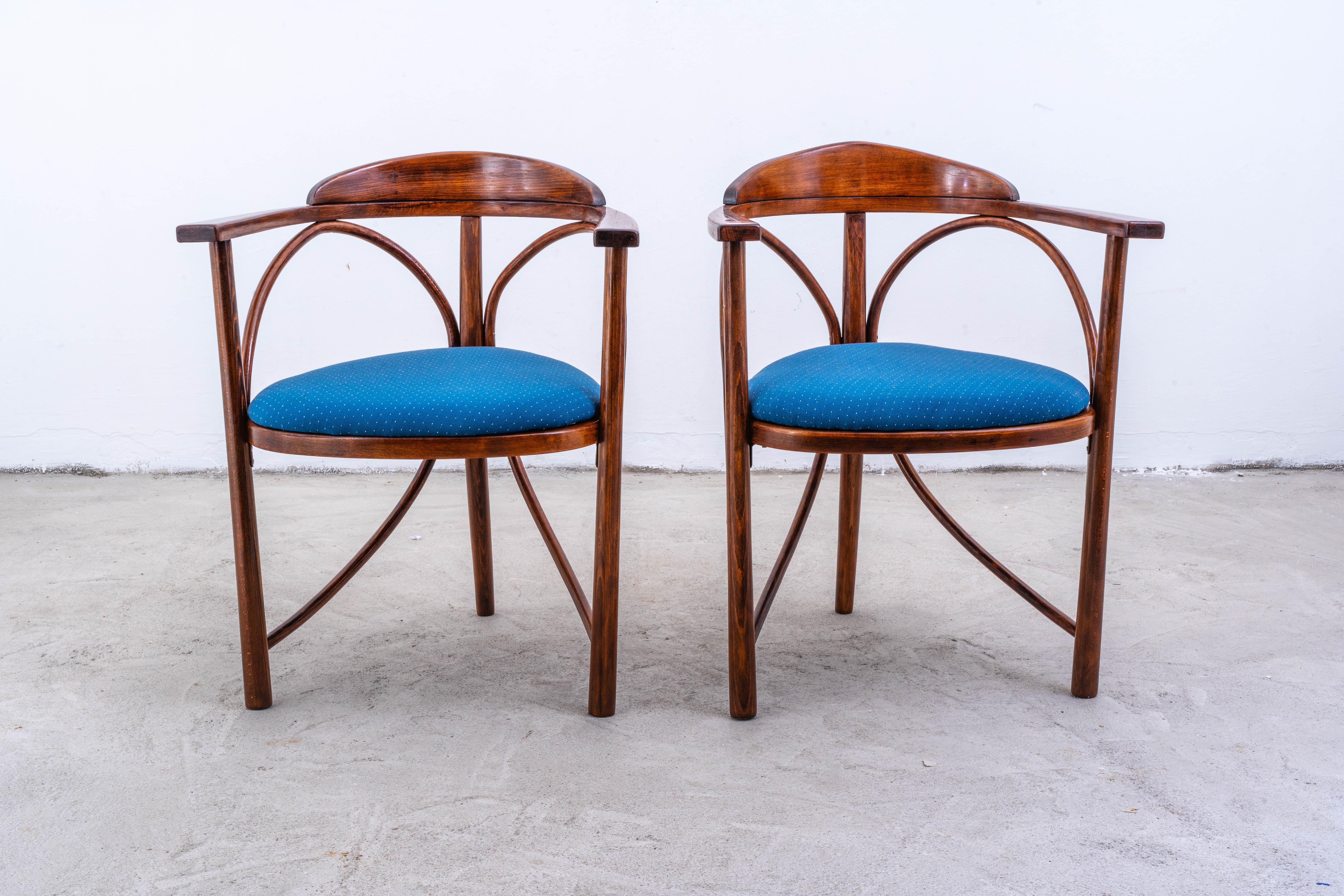 La Silla Thonet n.º 81 es una hermosa pieza de la historia del diseño, concebida originalmente por el célebre Michael Thonet a principios del siglo XX. Construida con madera de haya de alta calidad, conocida por su durabilidad y resistencia, esta