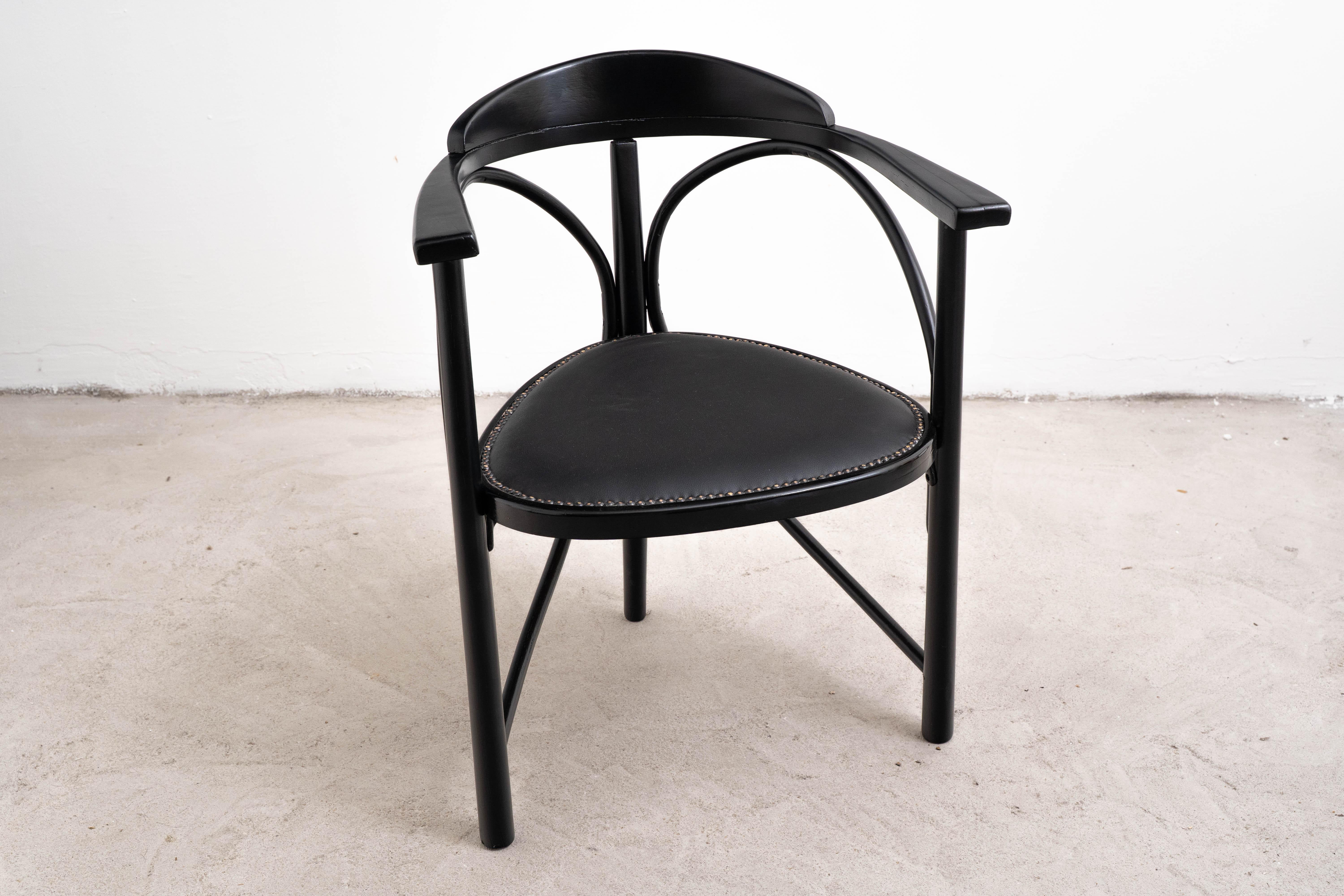 Refinished Thonet No. 81 Bentwood Armchair in Black with Black Leather Upholstery

Offered is a beautifully restored Thonet No. 81 armchair, a timeless example of early 20th-century bentwood design. Known for its elegant curves and exceptional