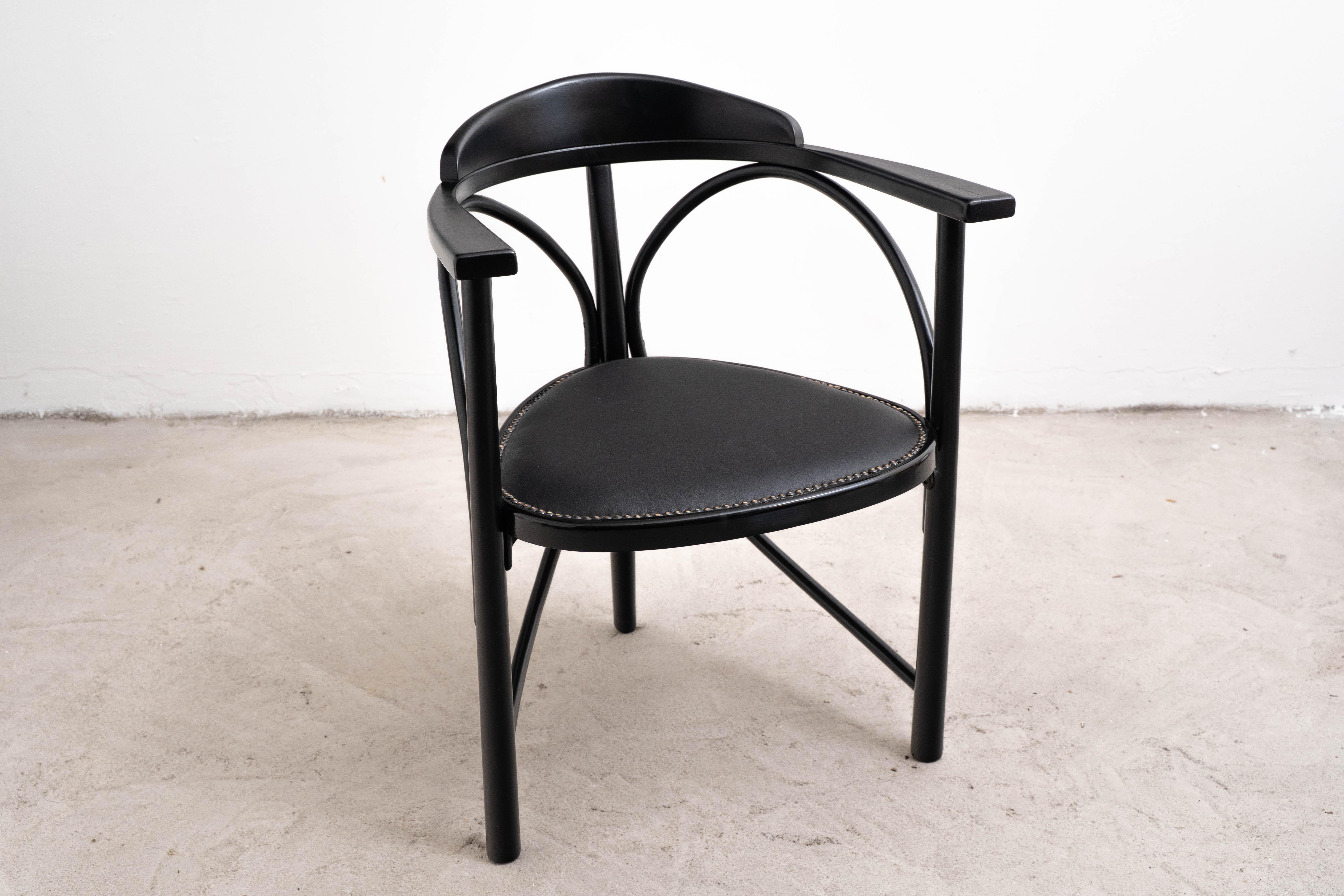 Refinished Thonet No. 81 Bentwood Armchair in Black with Black Leather Upholstery

Offered is a beautifully restored Thonet No. 81 armchair, a timeless example of early 20th-century bentwood design. Known for its elegant curves and exceptional