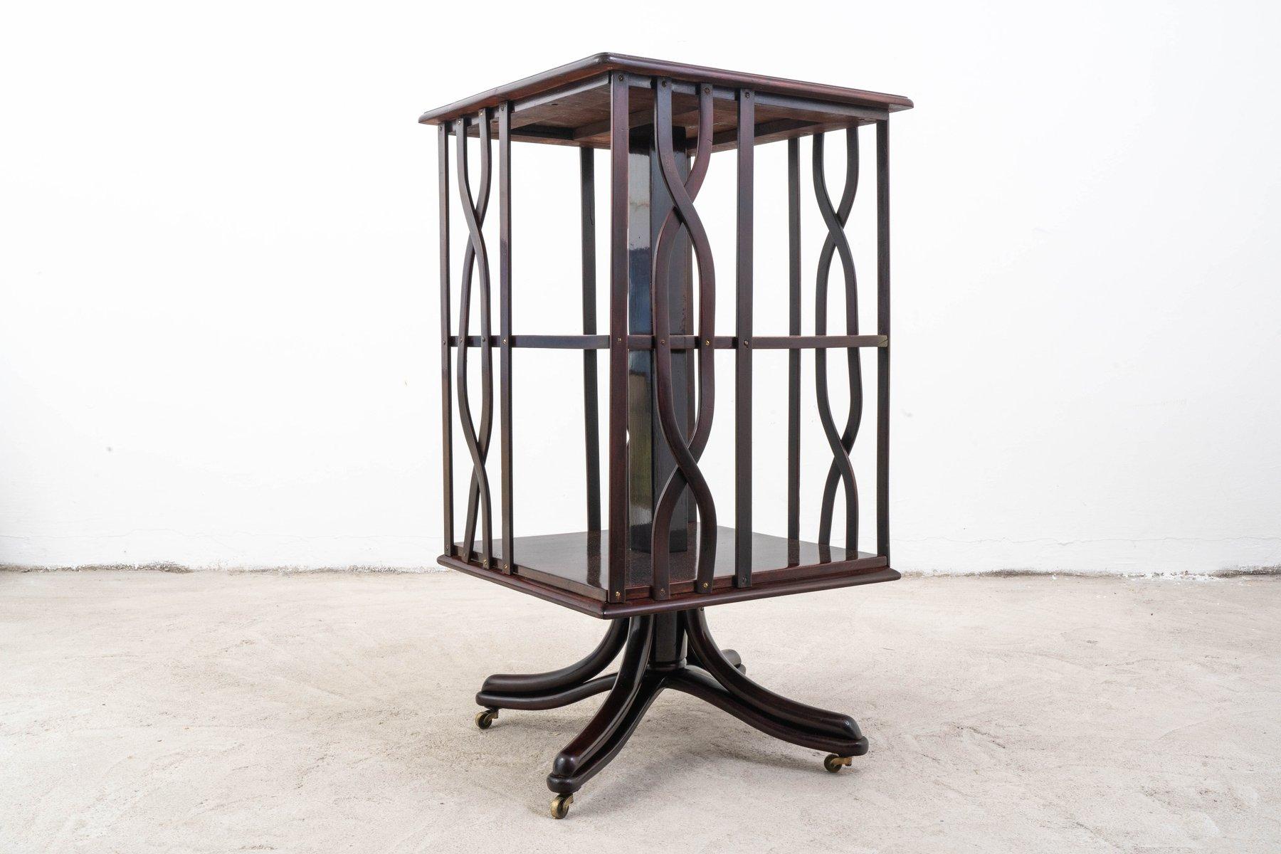 Questa elegante libreria girevole, numero di modello 11651, è stata progettata prima del 1904 dal rinomato produttore di mobili Gebrüder Thonet di Vienna. La rastrelliera è realizzata in legno di faggio di alta qualità, tinto in un ricco color