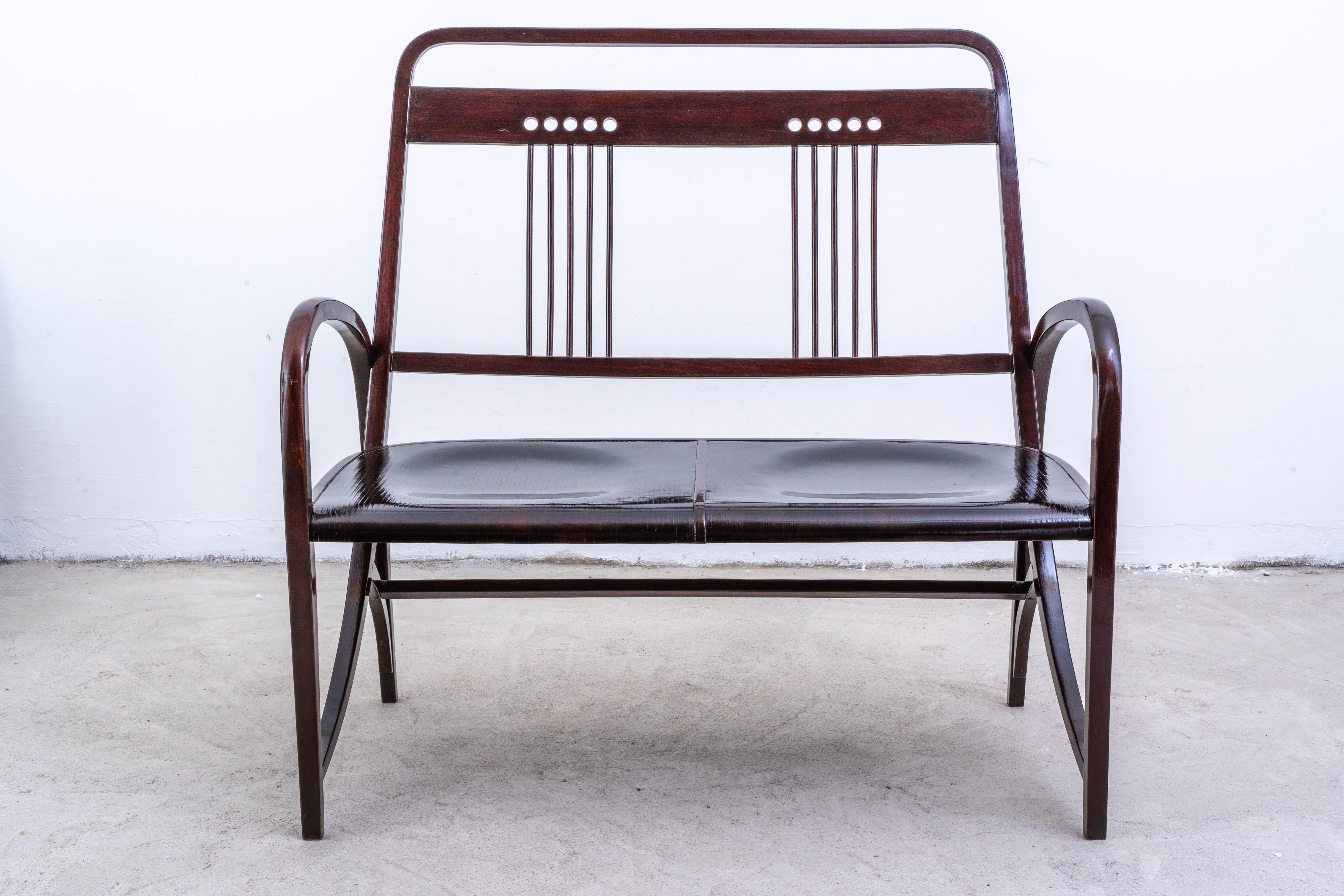 Thonet - Michael Thonet - Groupe de sièges (ensemble de 3, modèle n° 511)
MATERIAL : Bois de hêtre
Style : Jugendstil (Art nouveau autrichien)
Période : 1900-1910
Origine : Autriche

Ce superbe ensemble de trois chaises (modèle n° 511) a été conçu