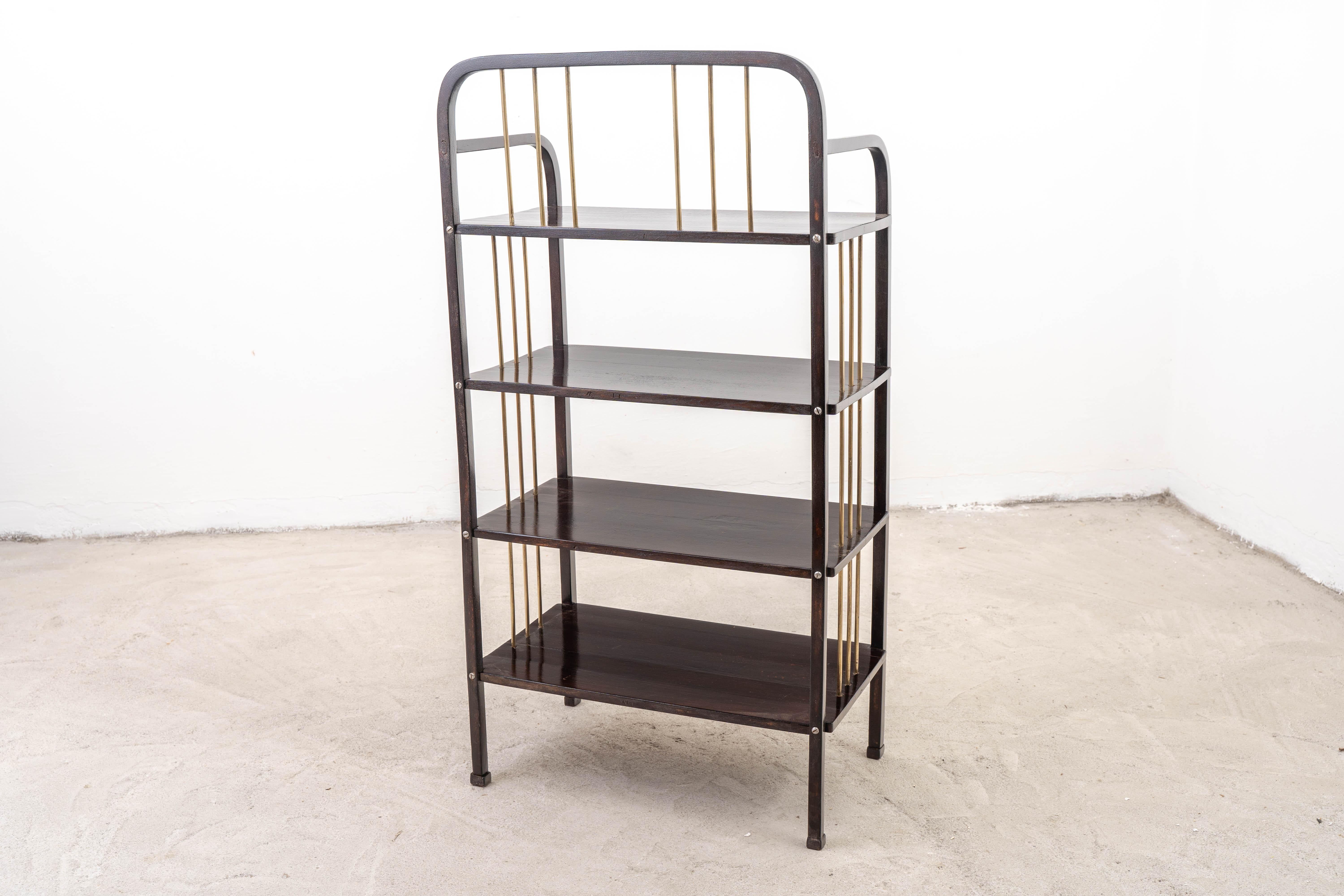 Thonet - Michael Thonet - Scaffale - N. 42 - Beeche, ottone
Austria Jugendstil - 1900-1910
Questo squisito scaffale Thonet No. 42 è un esempio magistrale dello stile Jugendstil (Art Nouveau), realizzato in Austria tra il 1900 e il 1910. Progettato