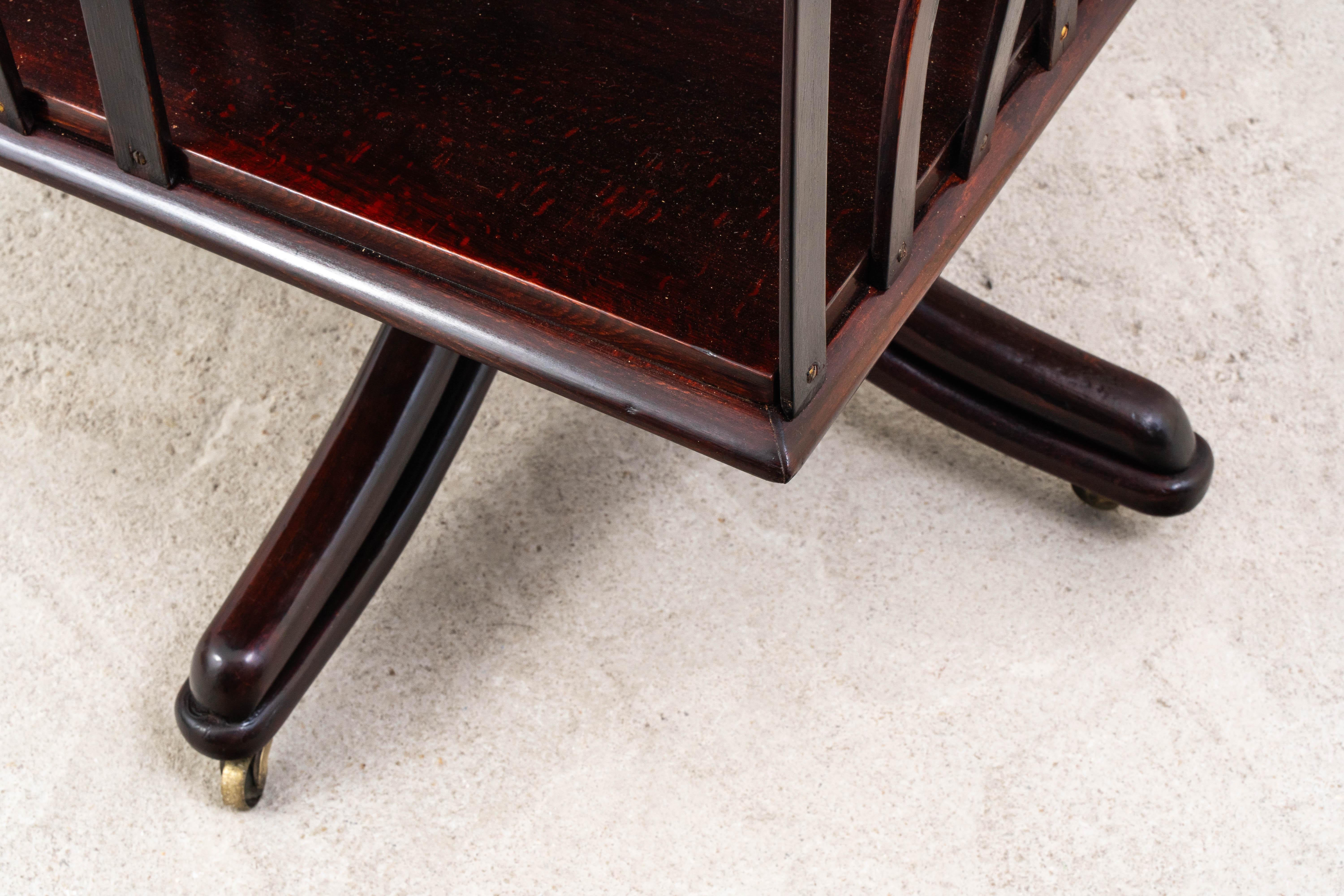 Thonet – Michael Thonet – Beistelltisch – Nr. 11651 – Buche im Zustand „Hervorragend“ im Angebot in Budapest, HU