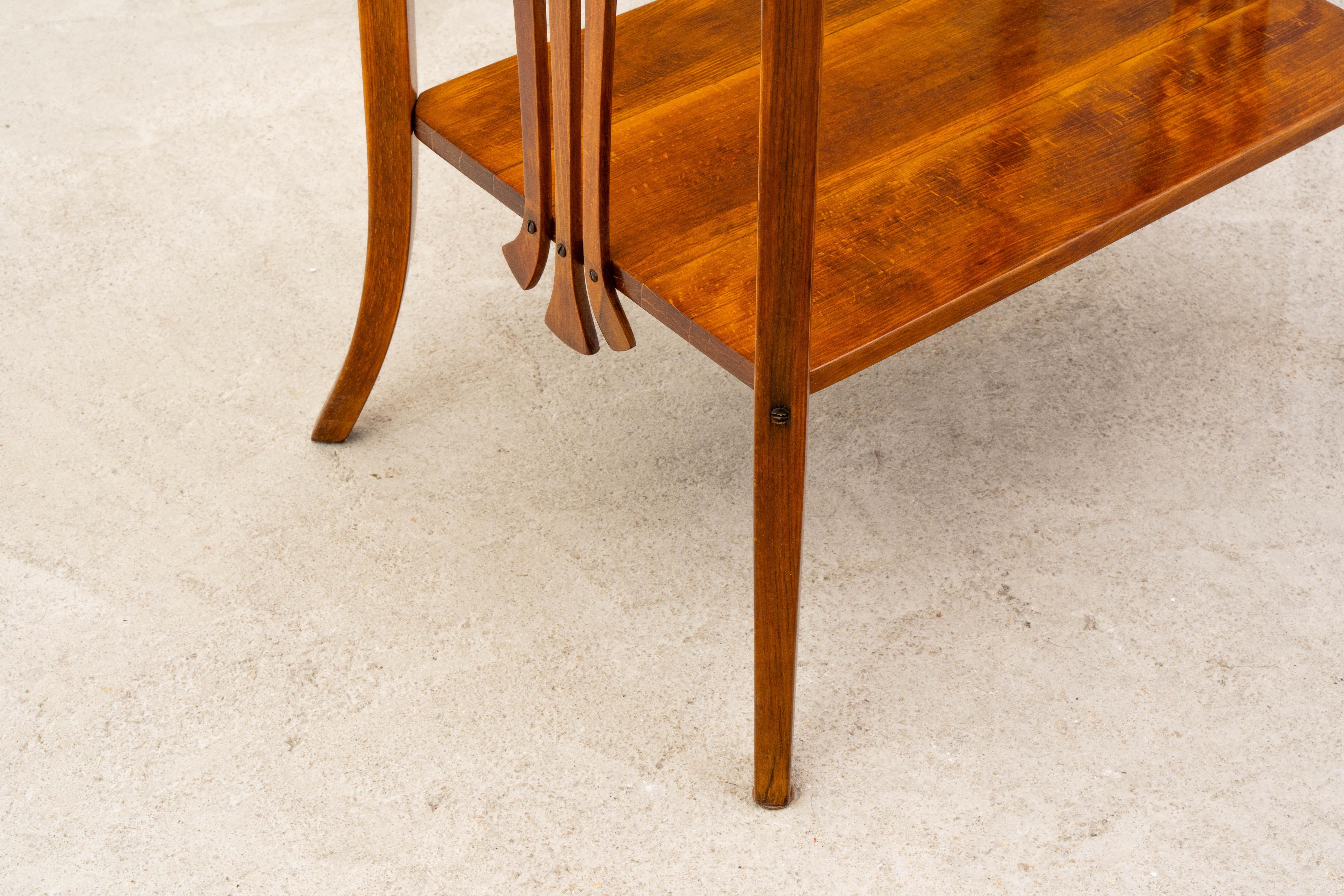 Thonet – Michael Thonet – Beistelltisch – Nr. 29 – Buche im Zustand „Hervorragend“ in Budapest, HU