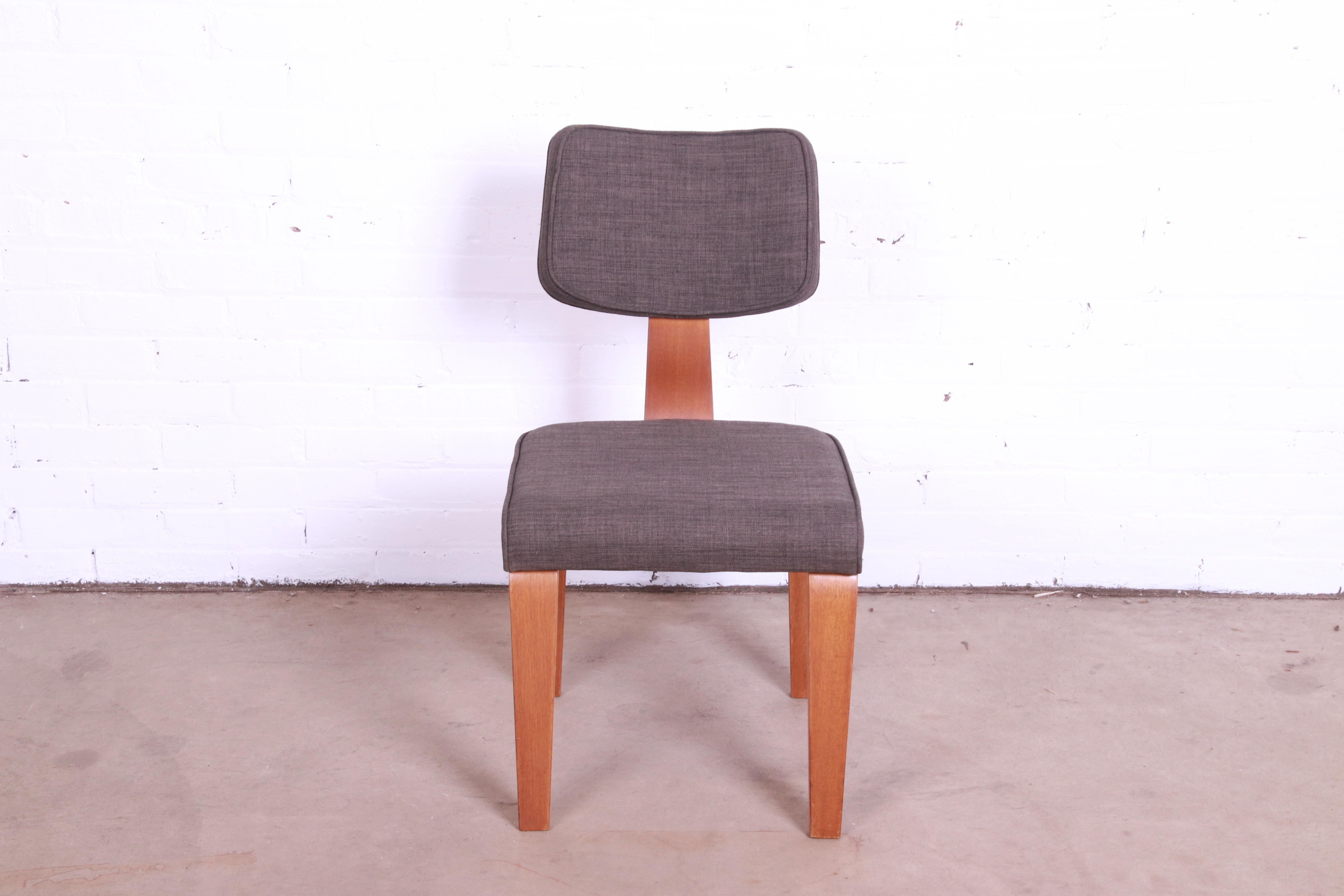 A sleek and stylish Mid-Century Modern desk chair or side chair

By Thonet

USA, 1950s

Gorgeous sculptural bentwood frame, with charcoal gray upholstered seat and back.

Measures: 17.25