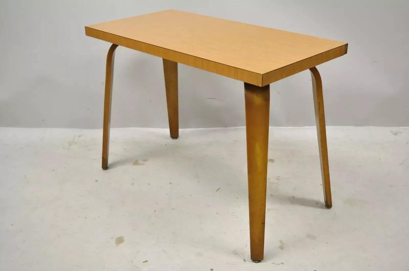 Thonet Tavolino rettangolare con piano in laminato con gambe in legno di bentwood del Mid Century Modern. L'articolo presenta gambe sagomate in legno curvato, piano in laminato, un articolo vintage molto bello, dalla forma scultorea ed elegante.
