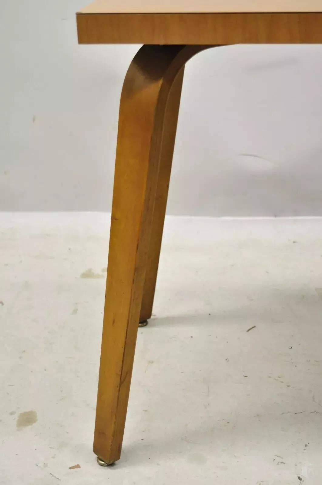 Thonet Tavolino da salotto rettangolare con piano in laminato con gambe in legno di bentwood del Mid Century Modern In condizioni buone in vendita a Philadelphia, PA