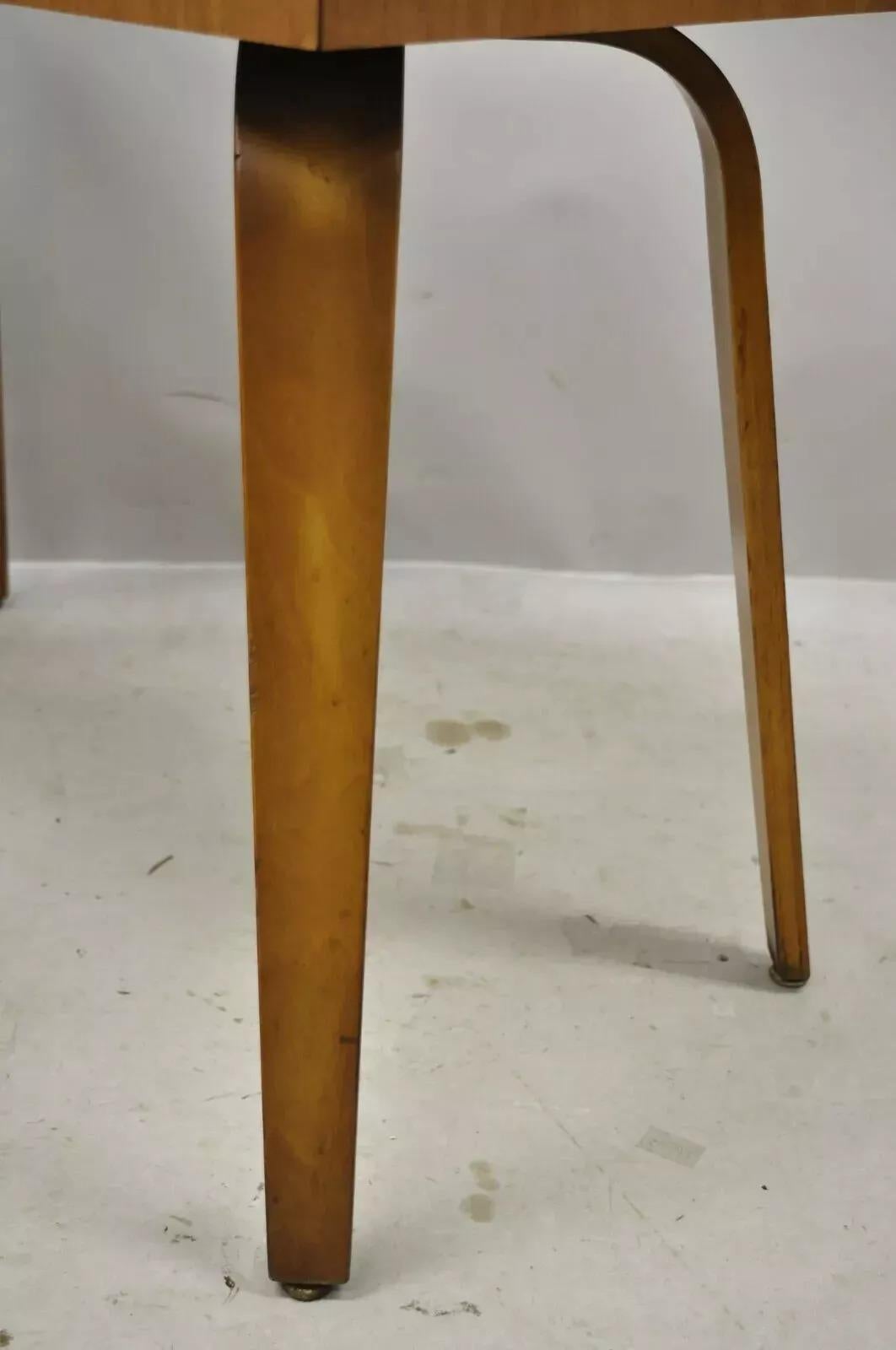 Laminato Thonet Tavolino da salotto rettangolare con piano in laminato con gambe in legno di bentwood del Mid Century Modern in vendita