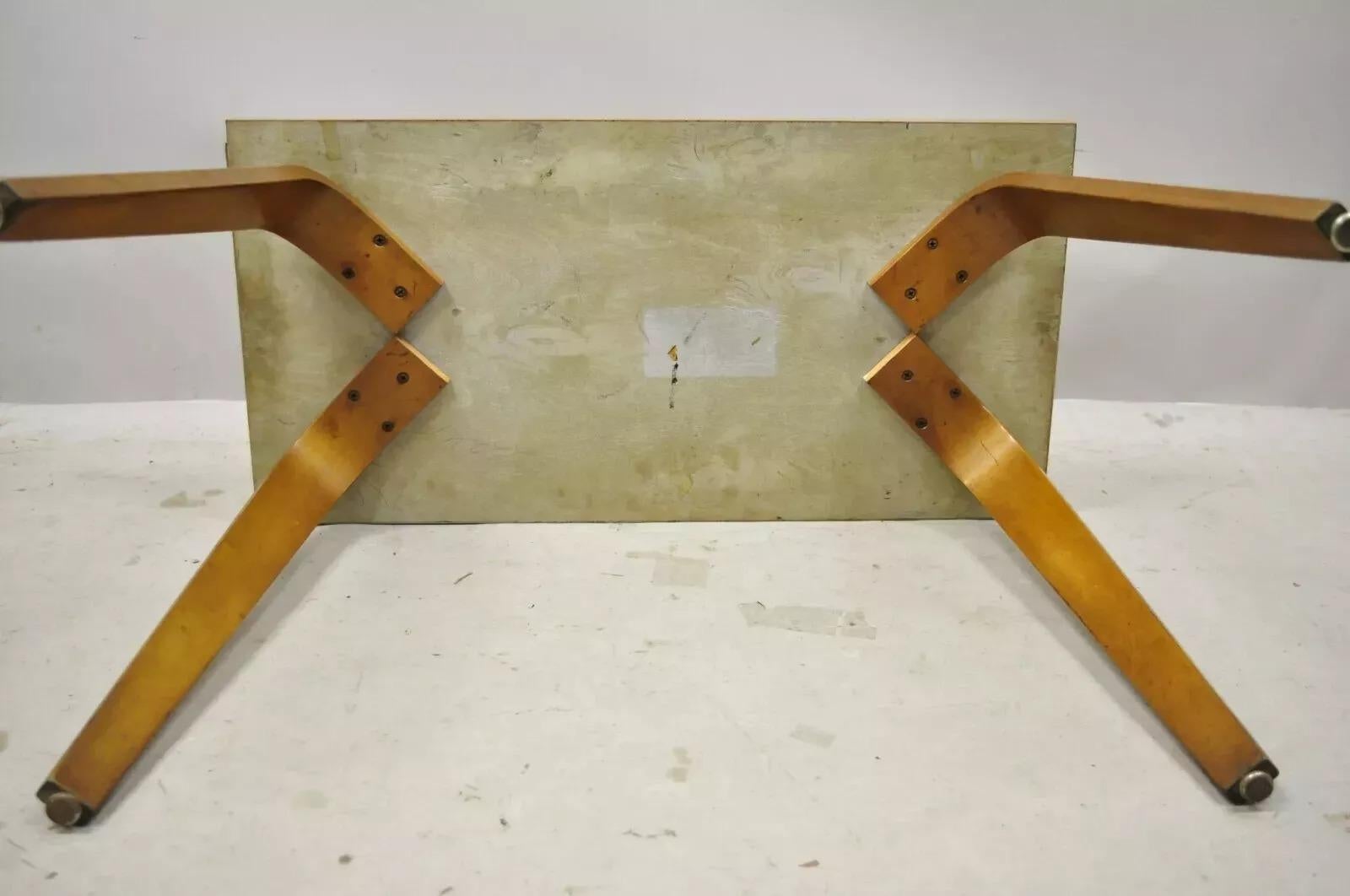 Thonet Tavolino da salotto rettangolare con piano in laminato con gambe in legno di bentwood del Mid Century Modern in vendita 2