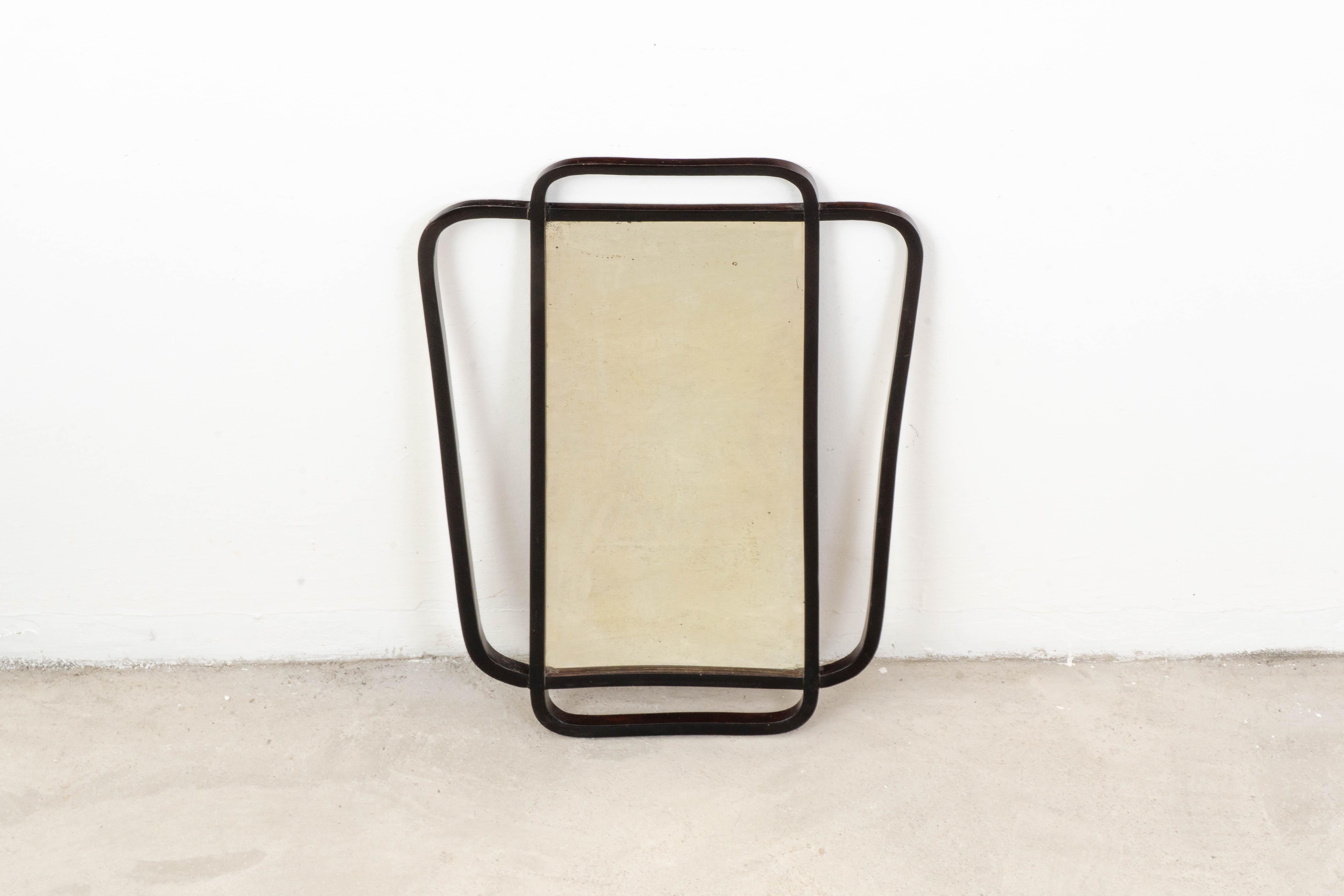 Espejo de pared Art Nouveau de los Hermanos Thonet, Viena, hacia 1906
Excepcional ejemplo del diseño vienés de principios del siglo XX, este espejo de pared Art Nouveau fue fabricado por los apreciados hermanos Thonet hacia 1906. Con el número de