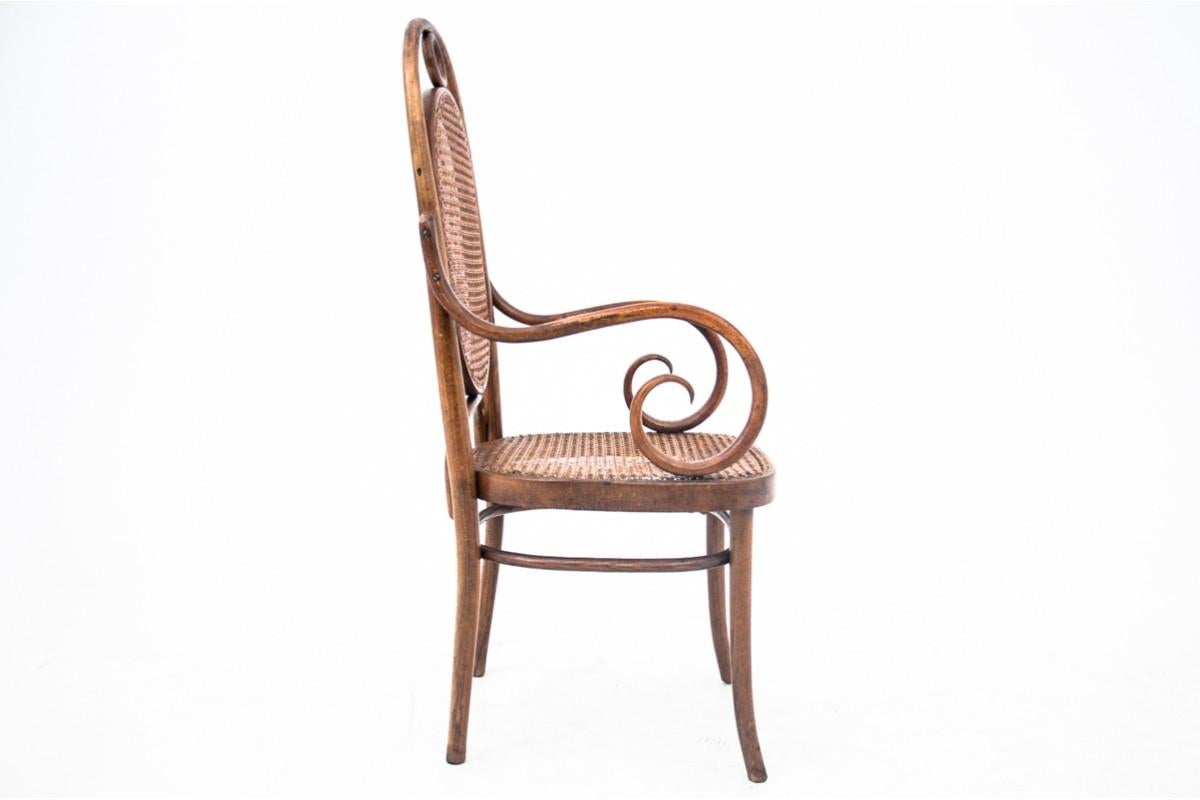 Thonet armchair, Western Europe, circa 1930.

Very good condition.

dimensions: height: 110 cm, height: 46 cm, width: 49 cm, depth: 54 cm.