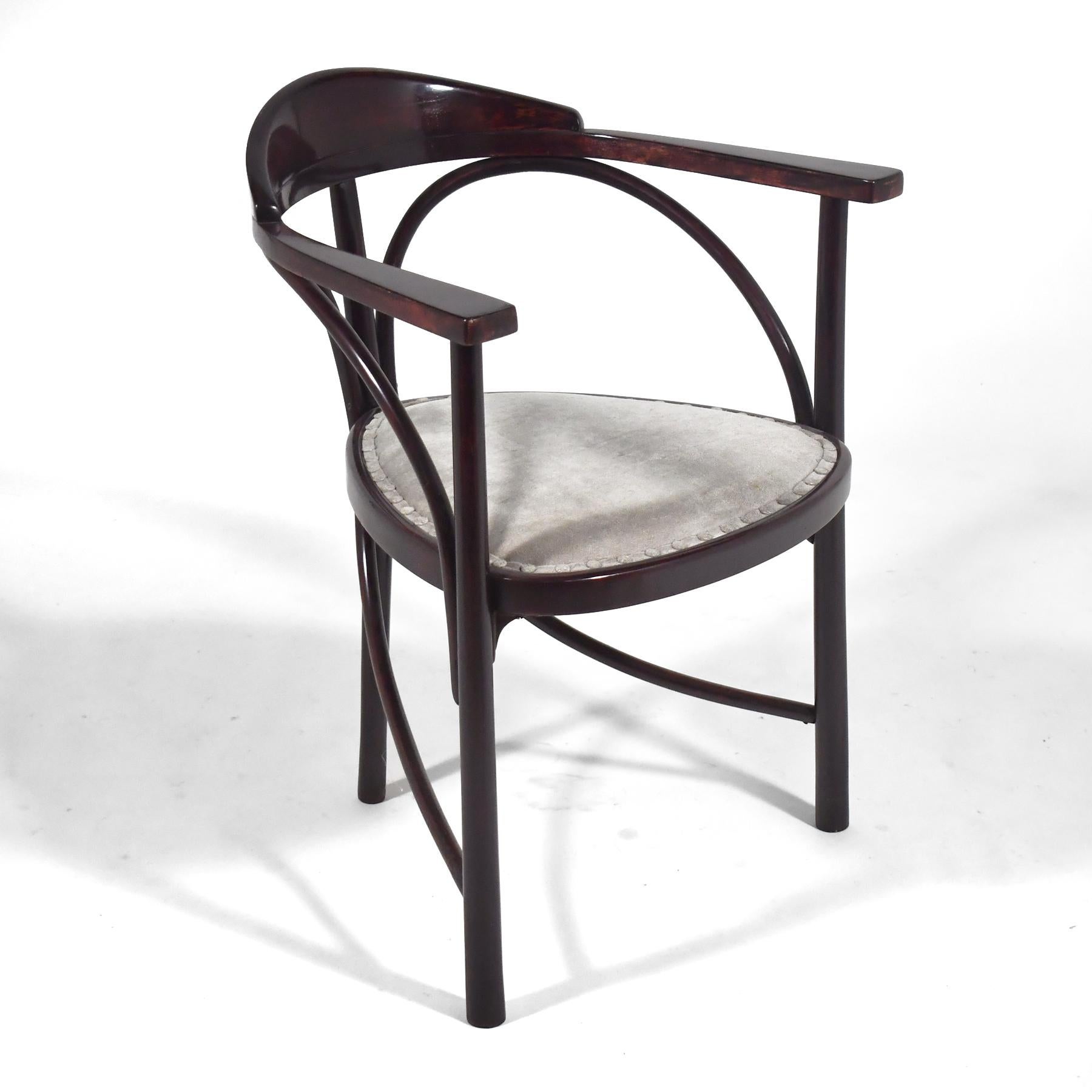 Elegante silla de tres patas de Thonet fabricada en haya teñida con asiento tapizado en piel de ante.

31,5