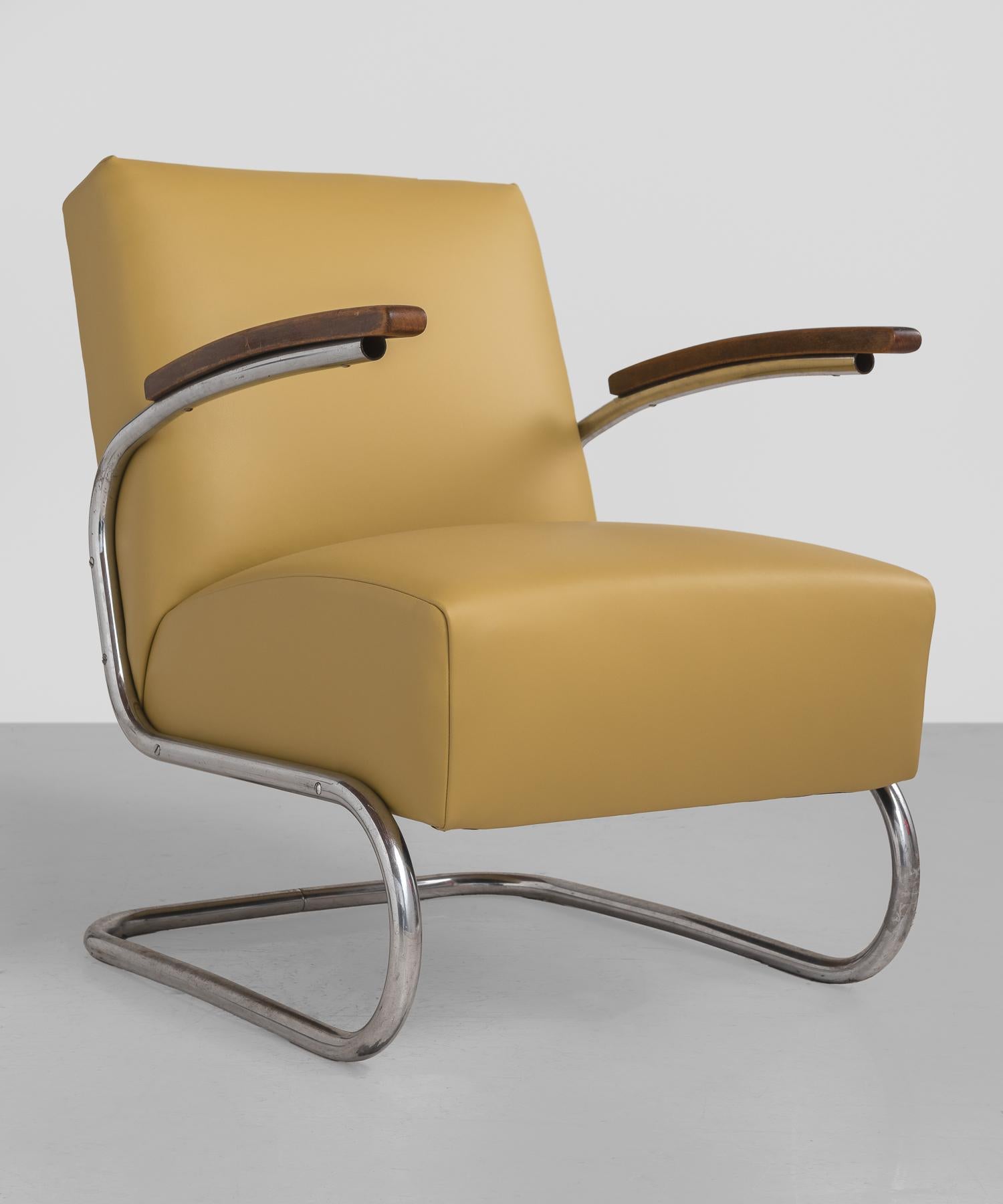 Thonet Modern Leather Armchair, Germany, circa 1930

Model SS41 Thonet armchair, newly reupholstered in Heirloom leather by Maharam. Cantilever frame in chromed steel with wooden armrests.

Measures: 27.5
