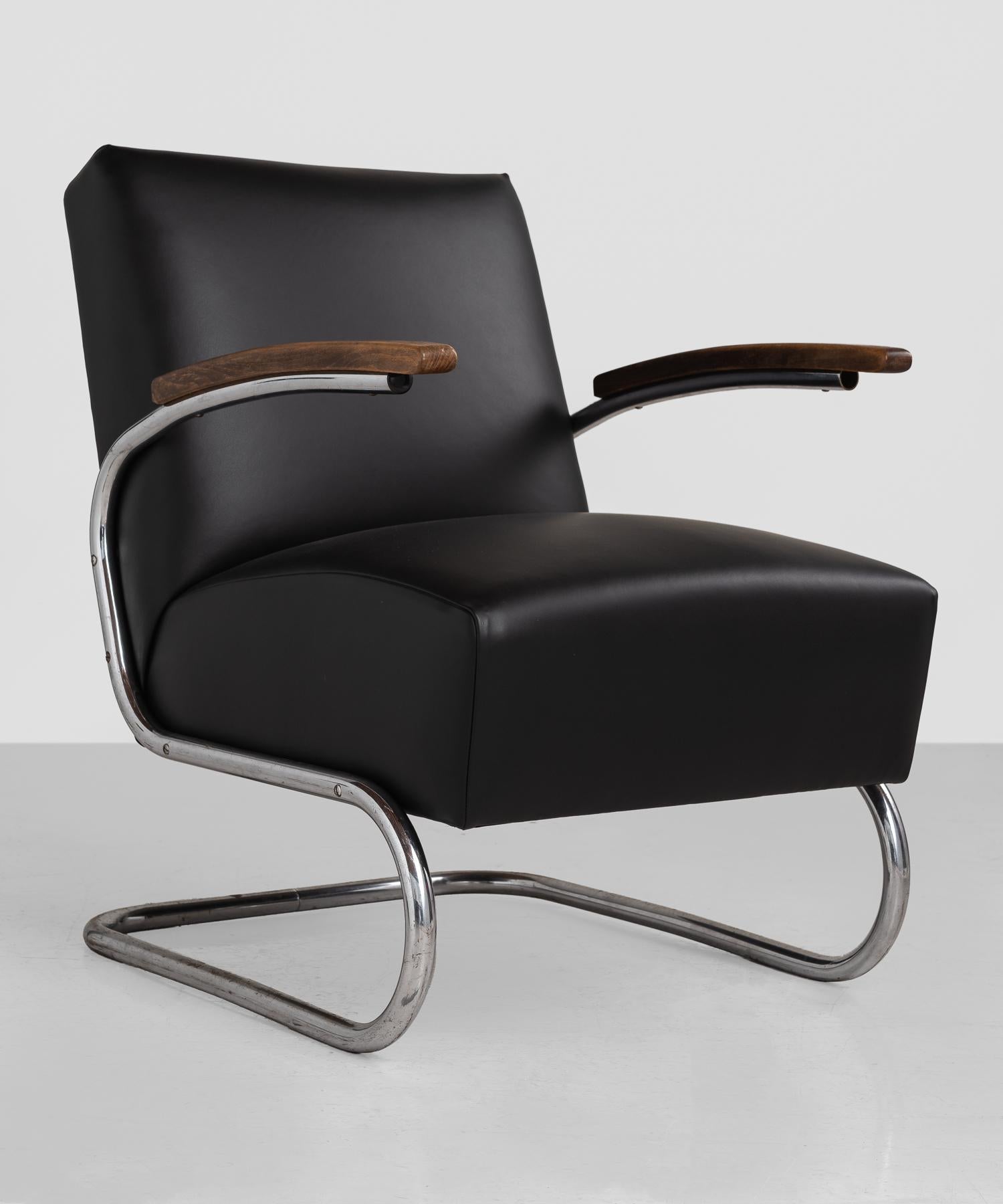 Thonet Modern Leather Armchair, Germany, circa 1930

Model SS41 Thonet armchair, newly reupholstered in Huron leather by Maharam. Cantilever frame in chromed steel with wooden armrests.

27.5