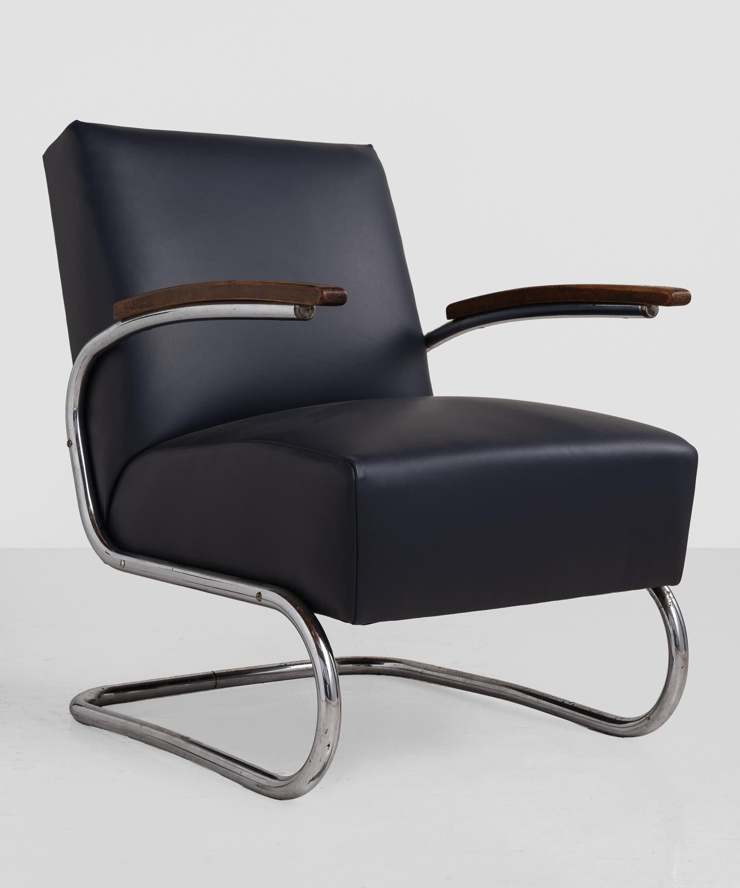Thonet Modern Leather Armchair, Germany circa 1930

Model SS41 Thonet armchair, newly reupholstered in Admiral leather by Maharam. Cantilever frame in chromed steel with wooden armrests.

Measures: 27.5