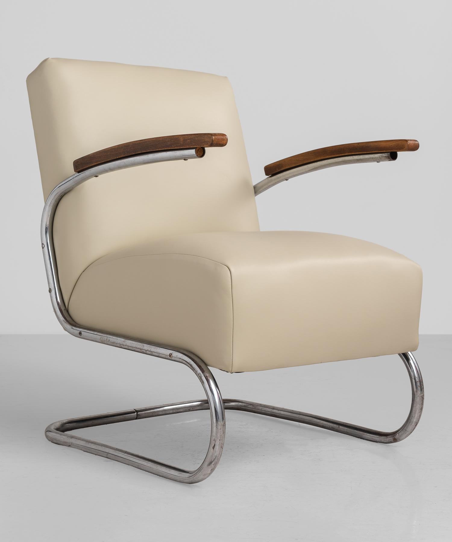 Thonet Modern Leather Armchair, Germany, circa 1930

Model SS41 Thonet armchair, newly reupholstered in Palomino leather by Maharam. Cantilever frame in chromed steel with wooden armrests.

Measures: 27.5