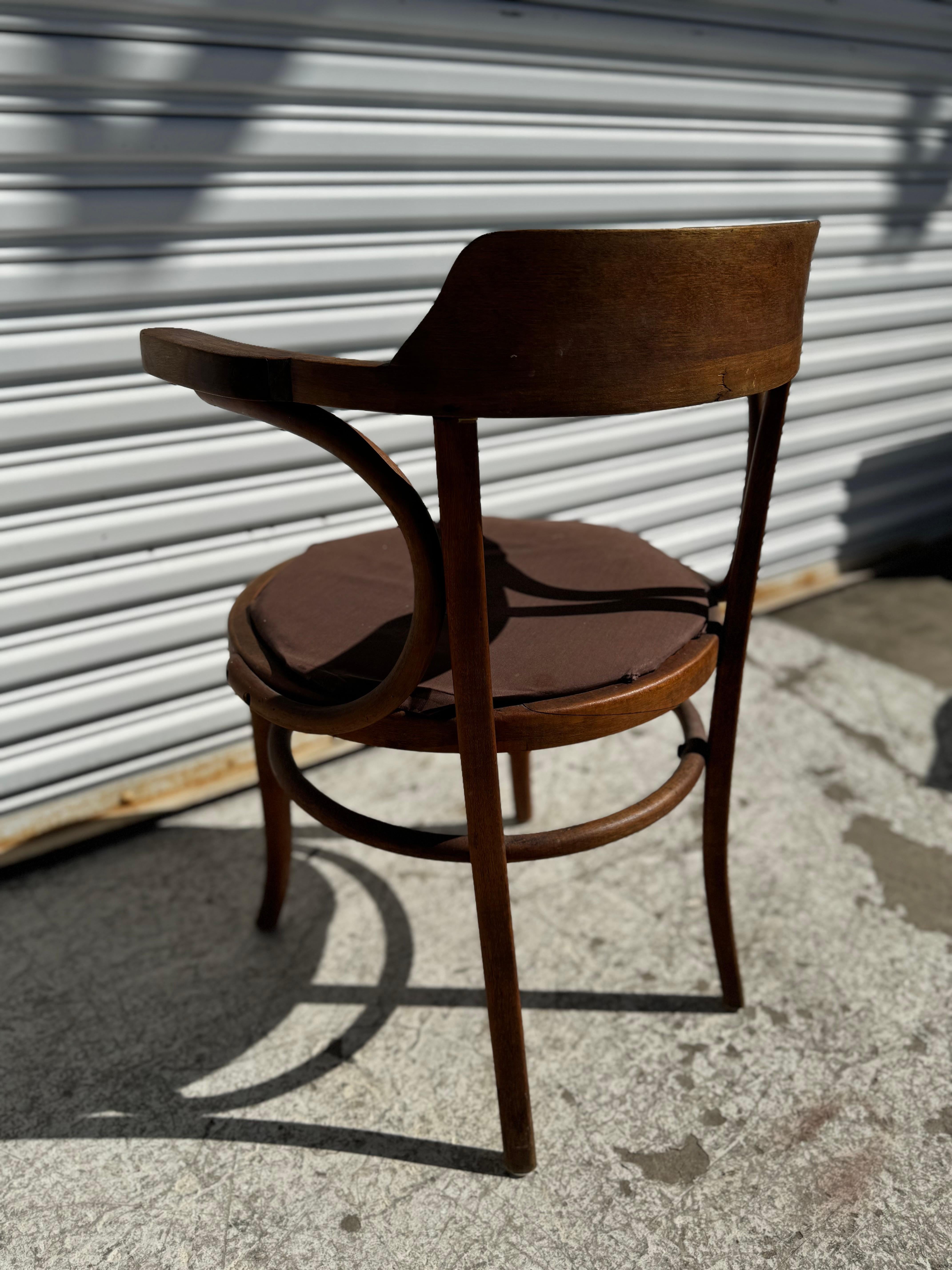 Poltrona in bengala in stile Thonet-Mundus In condizioni discrete in vendita a Pasadena, TX