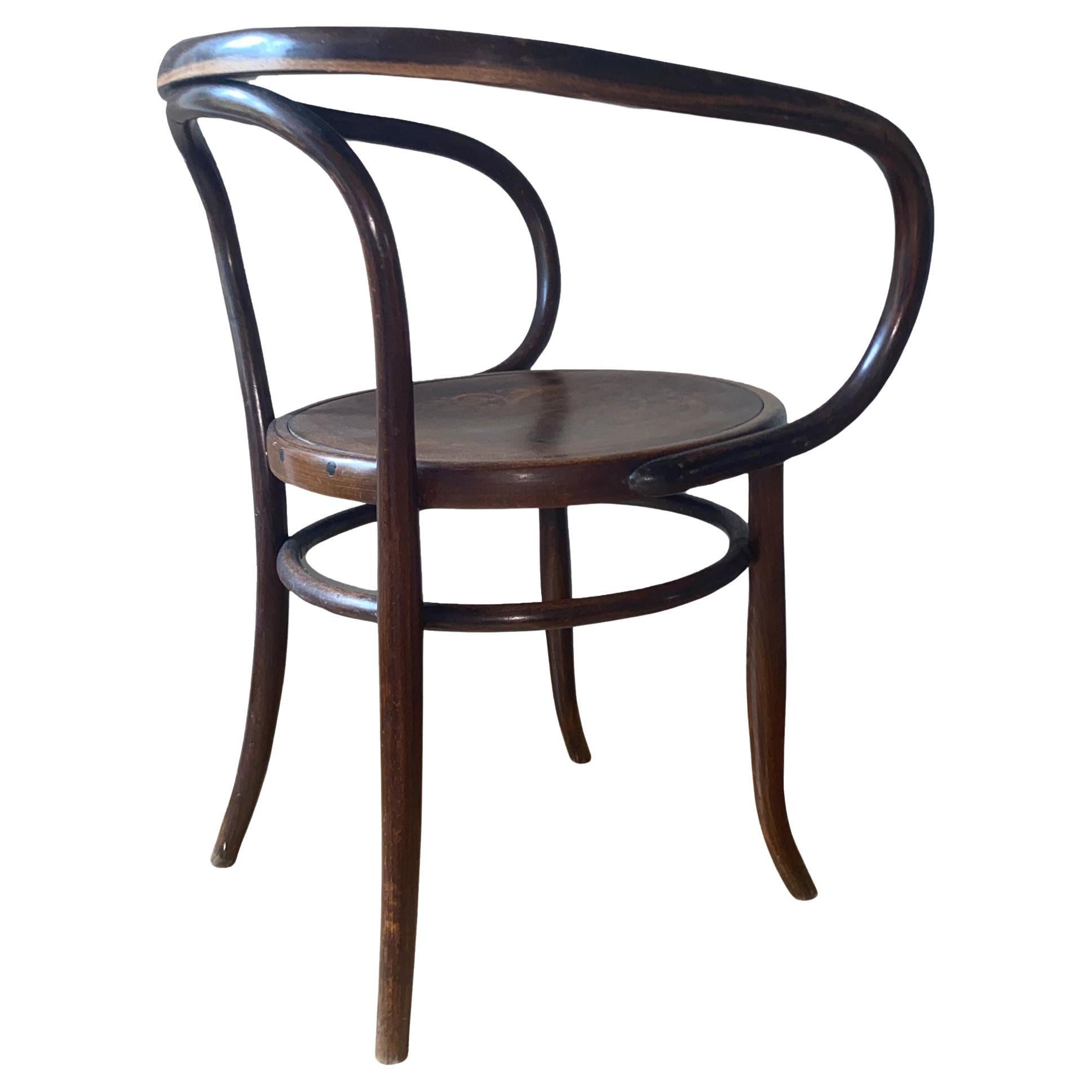 Bellísimo sillón de madera curvada de principios de siglo Model No. 9. Este sillón fue utilizado en múltiples ocasiones por Le Corbusier, a quien le gustaba especialmente. An He dijo que alguien que hiciera un sillón la mitad de bonito y tres veces