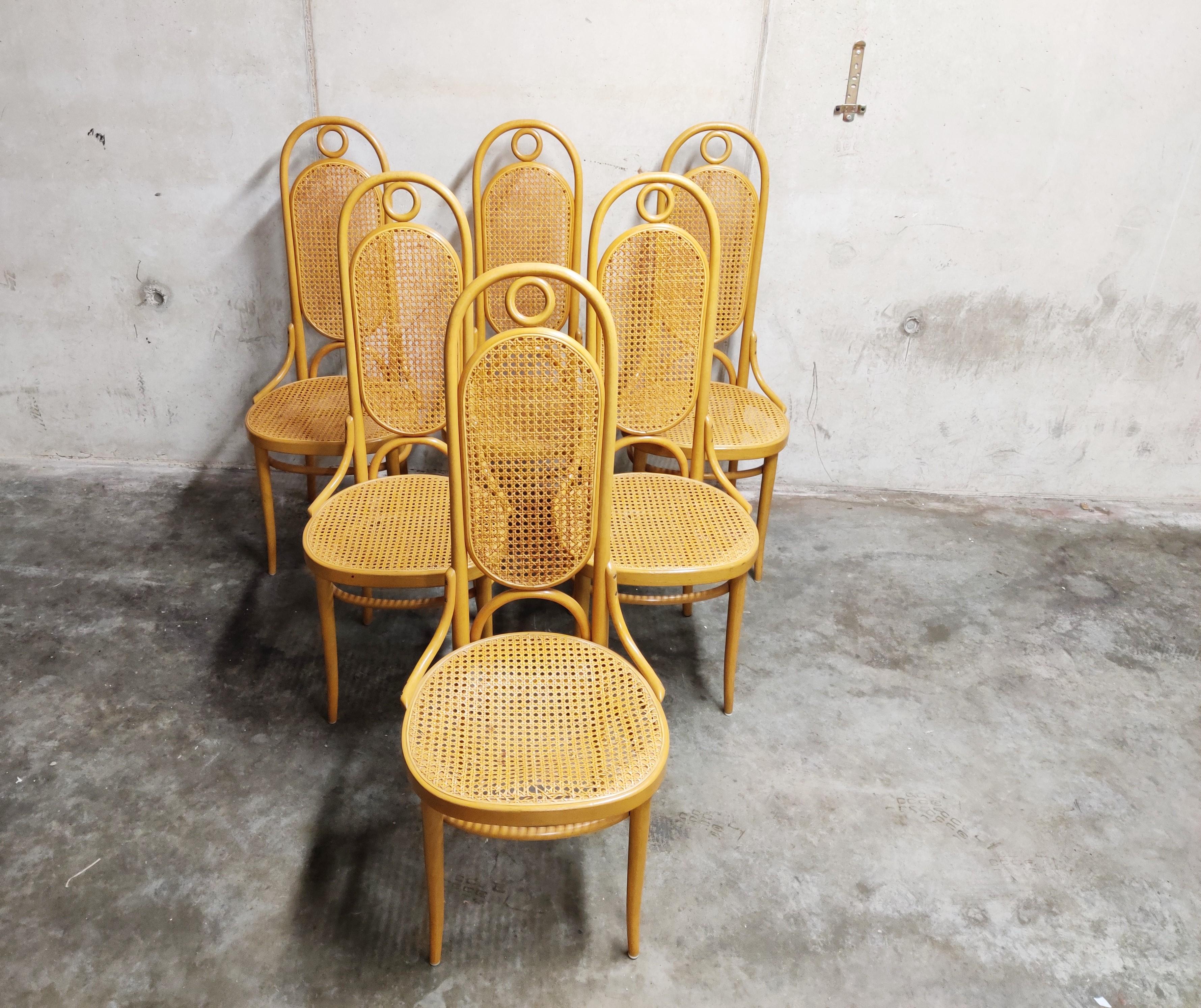 Set of 6 clear bent wooden Thonet no. 17 high back dining chairs.

The cane seats are in good condition, shows only min, or user marks on some chairs, one is slightly more used then the others.

Beautiful bentwood frames.

1980s,