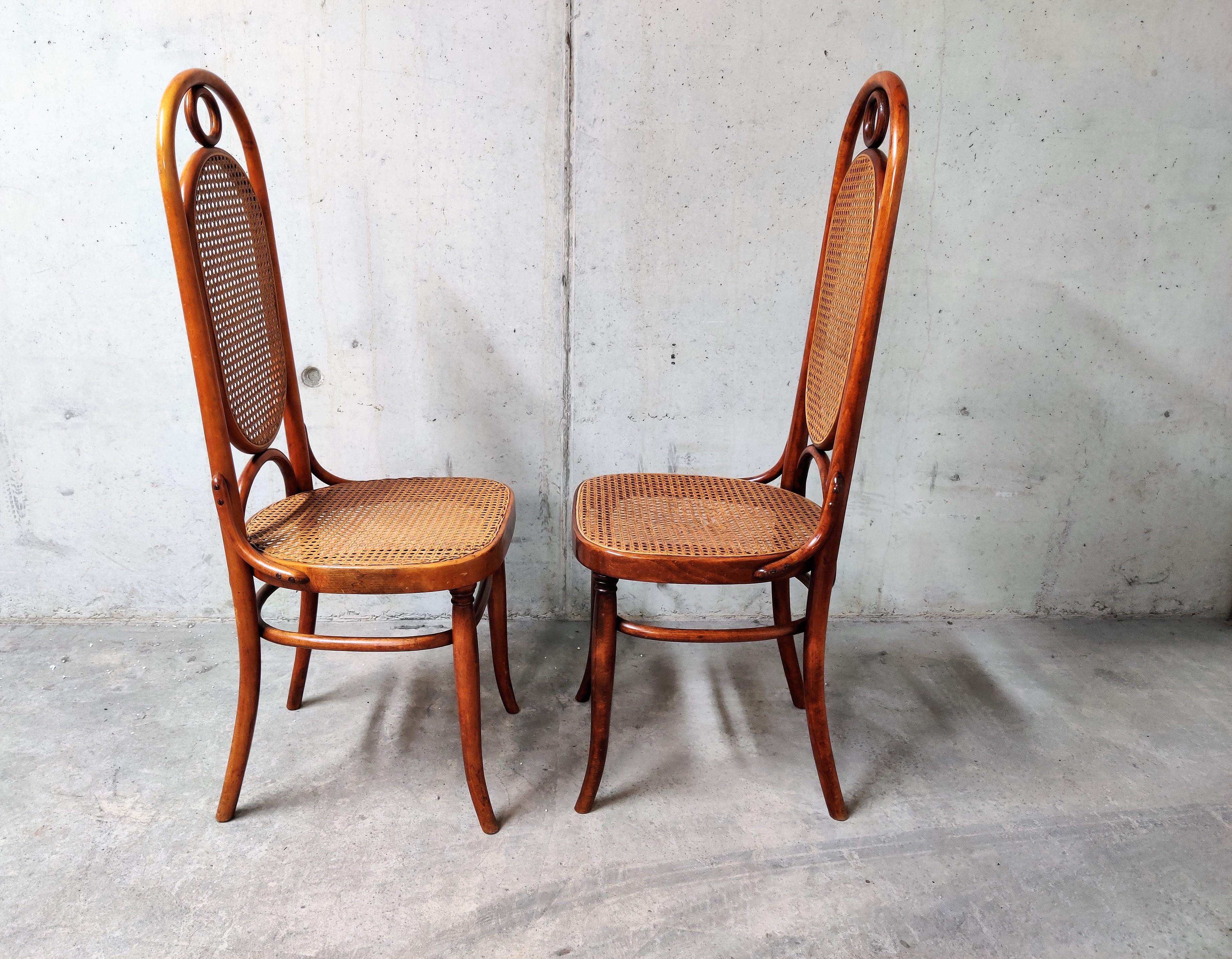 Set of 2 brown Thonet no. 17 high back dining chairs.

The cane seats are in good condition.

Beautiful bentwood frames.

1980s - Austria

Dimensions:

Measurements: 111cm/43.70