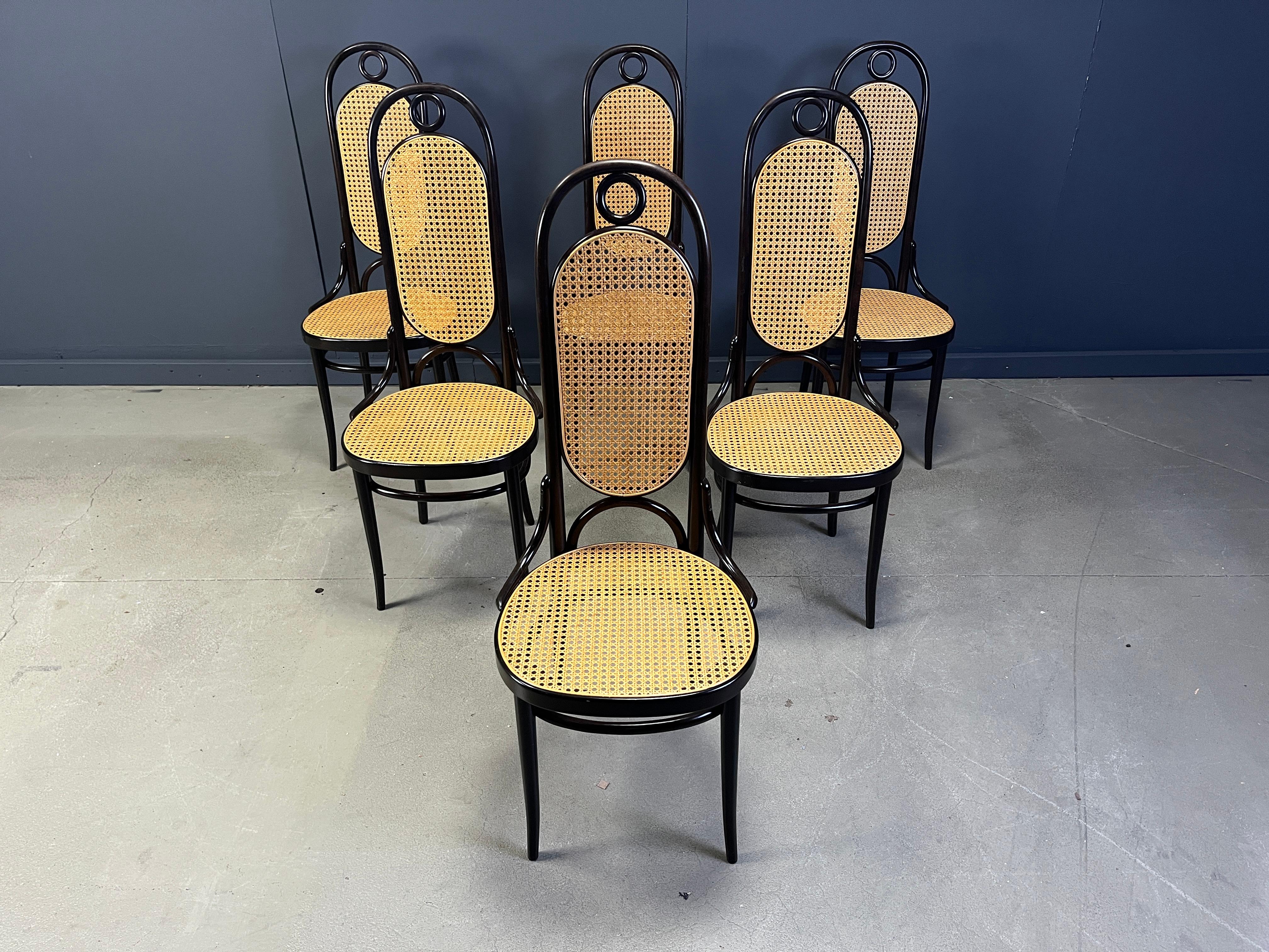 Set of 6 Thonet no. 207 'Long johns' high back dining chairs.

Gorgeous 'art nouveau' design era dining chairs made from bentwood and cane webbing seats and backrests.

1985 - Austria

Dimensions:

Measurements: 
Height: 111cm
Width: 44cm
Depth: