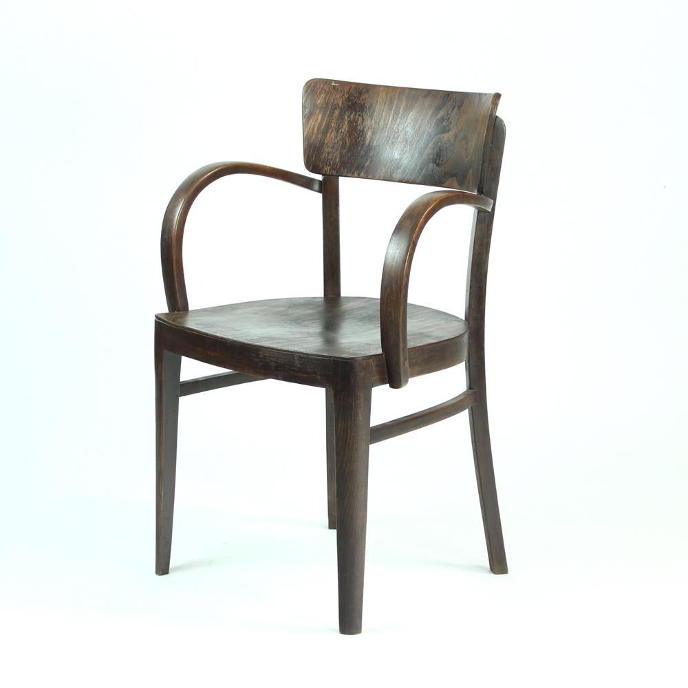 Cette magnifique chaise de bureau a été produite par la société Thonet. L'étiquette originale brûlée est encore légèrement visible au bas de la chaise (voir photos). Fabriquée en bois de chêne robuste et en contreplaqué, avec une assise et un