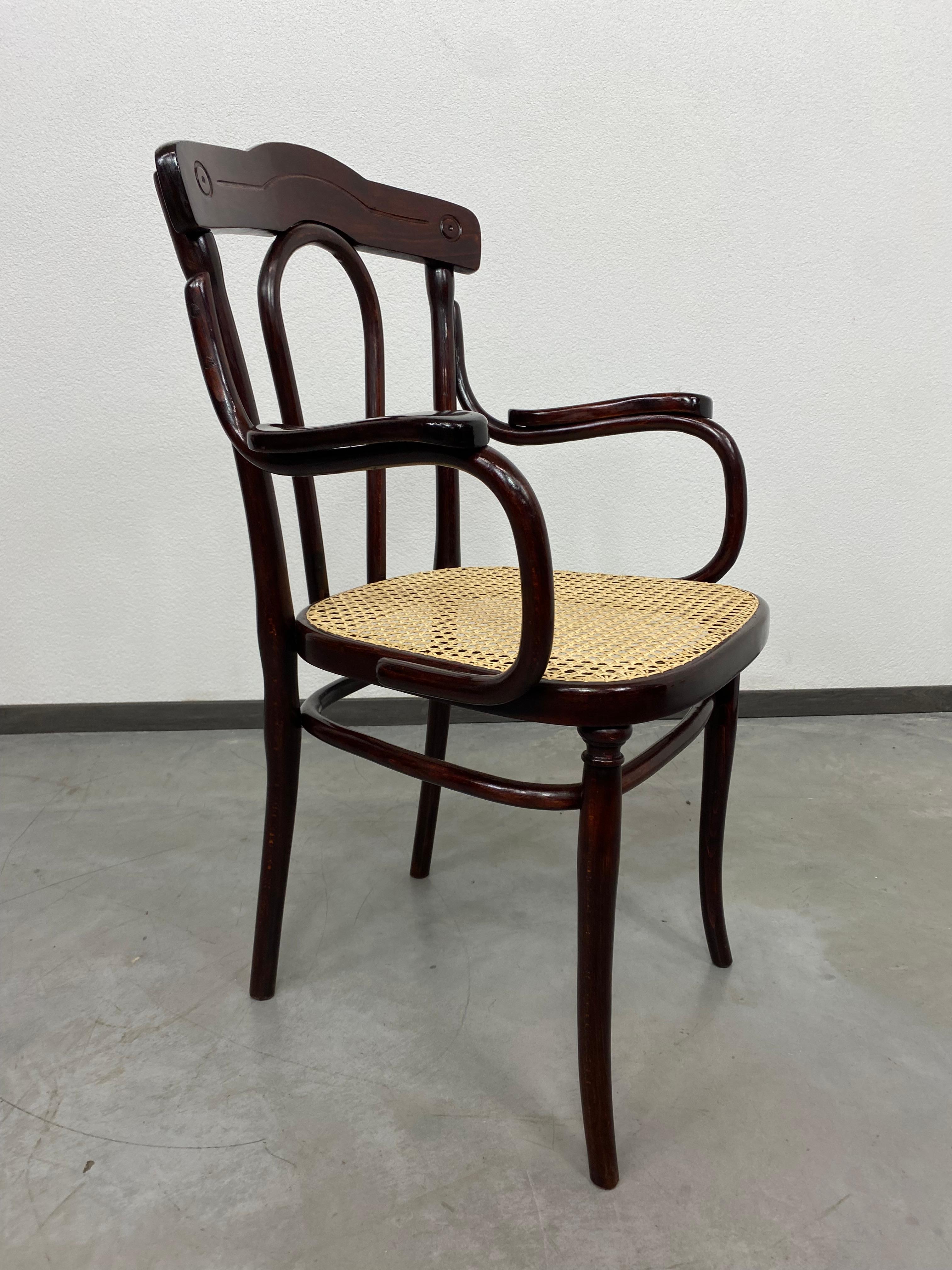 Chaise de bureau Thonet avec assise en rotin professionnellement teintée et repolie, nouvelle assise en rotin faite à la main.