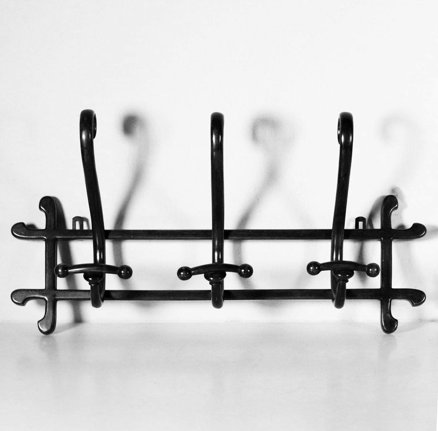 Has the original Thonet stamp

 Thonet, Vienna/ 1906 Catalogue

Thonet original wooden coat rack made of black wood with, it has 3 hangers to hang coats and 5 upper ones for hats
Has the original Thonet stamp
 
It is in very great