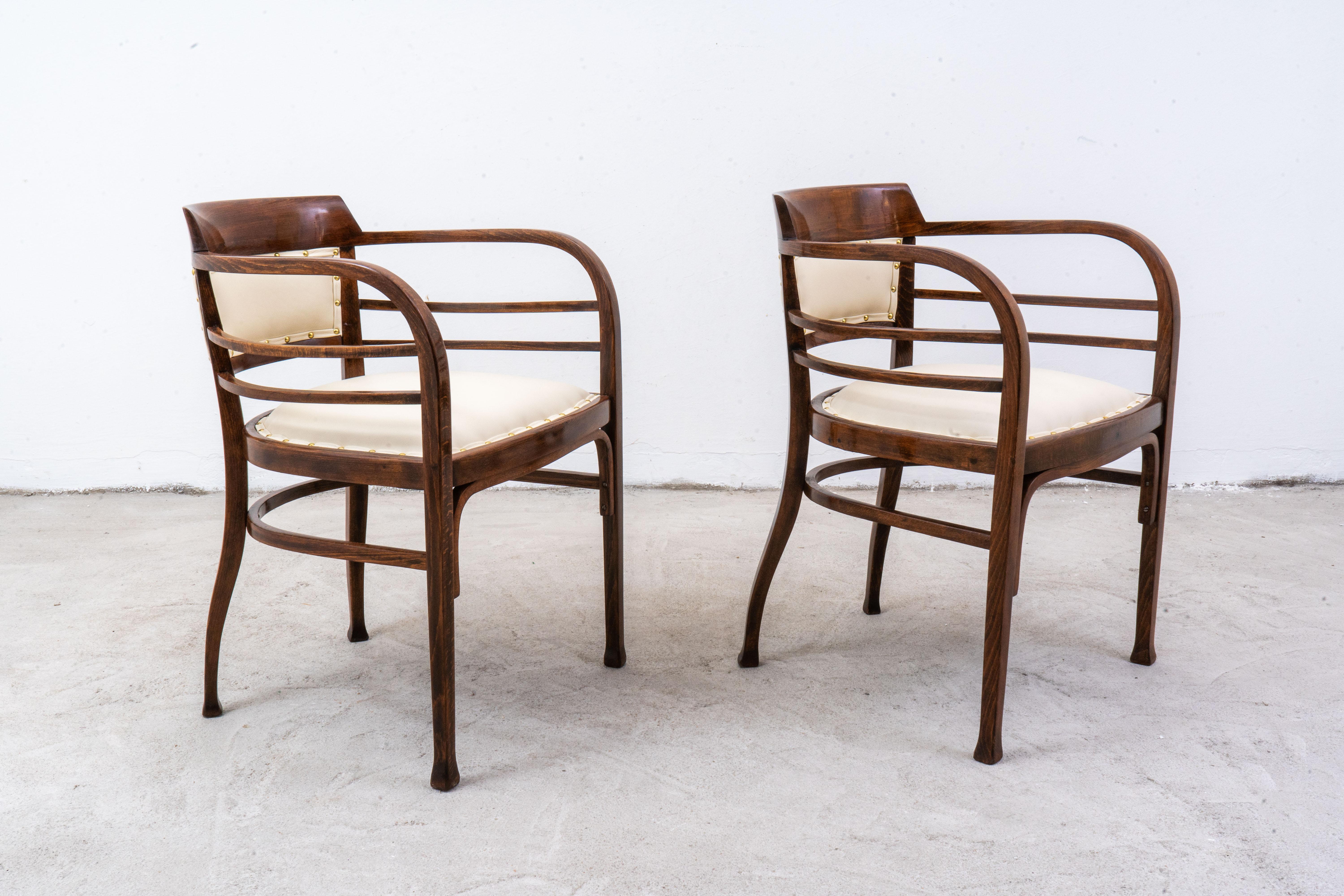 Conçue par l'architecte autrichien visionnaire Otto Wagner, cette paire exceptionnelle de fauteuils Thonet n° 6514 représente l'apogée du design viennois du début du XXe siècle, alliant sensibilité moderniste et savoir-faire intemporel.