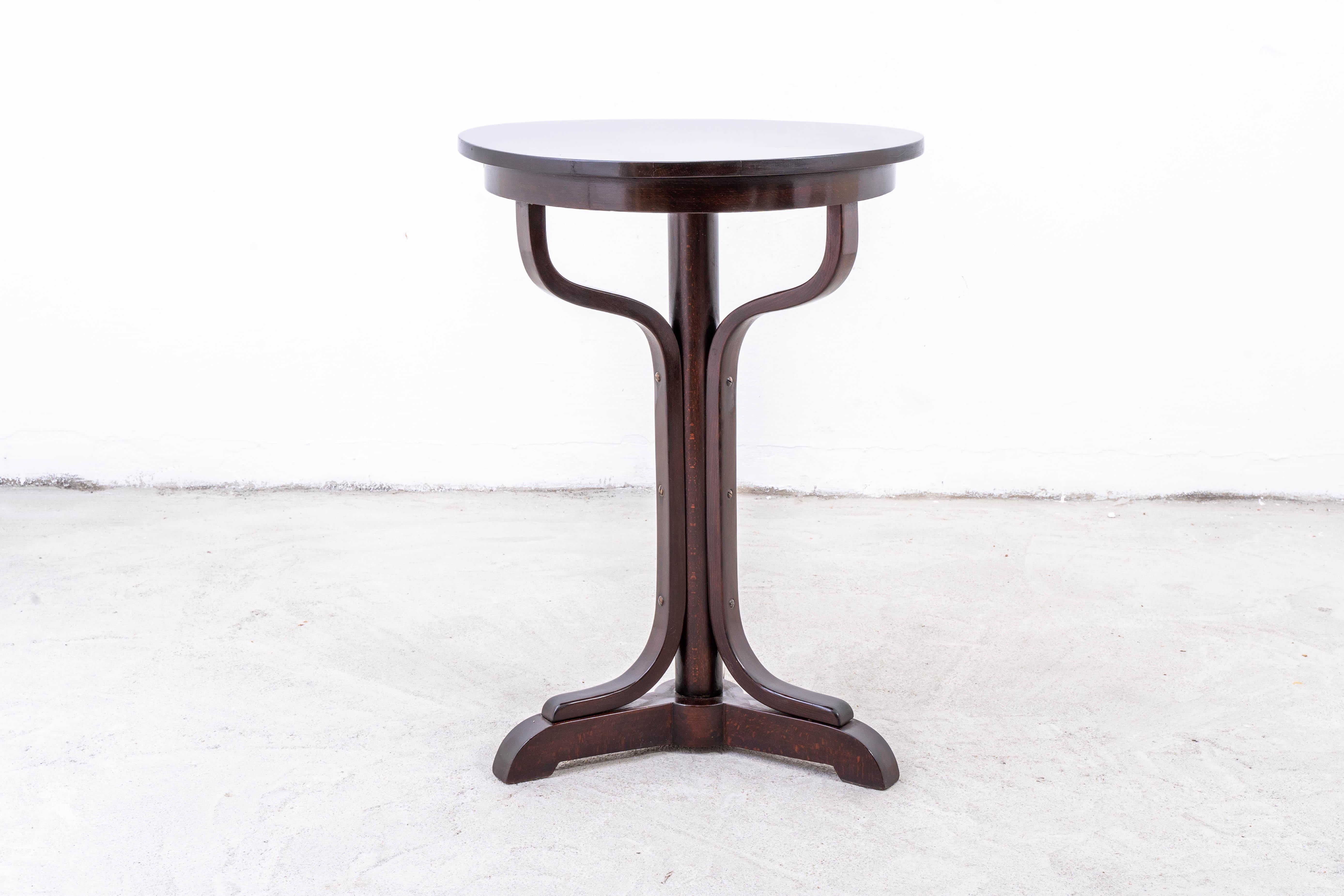 Dieser exquisite Beistelltisch aus der renommierten Thonet-Werkstatt, die unter dem Einfluss von Otto Wagner stand, verkörpert die Eleganz der Jugendstilbewegung im Österreich des frühen 20. Der Tisch zeichnet sich durch seine harmonischen
