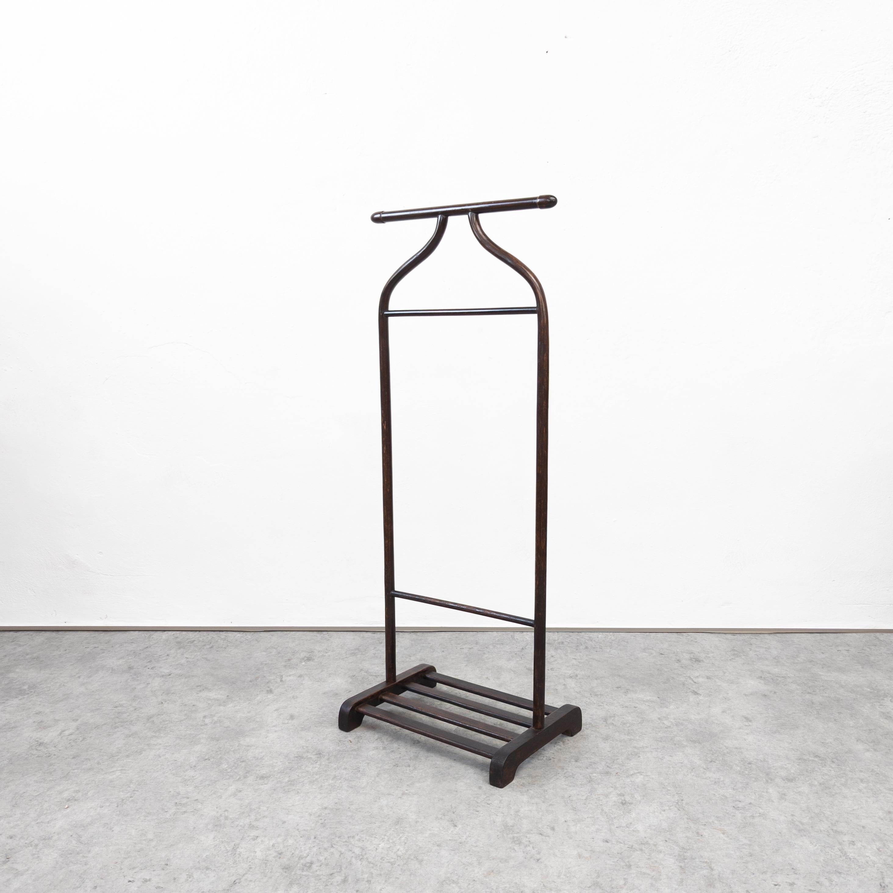 Rare and beautiful beechwood valet manufactured by Thonet during 1920's and 1930's. Catalogue number P133. This piece is in very good original condition, structurally sound. Labeled by manufacturers trade mark. Dimensions: 45 x 25 x 108 cm.