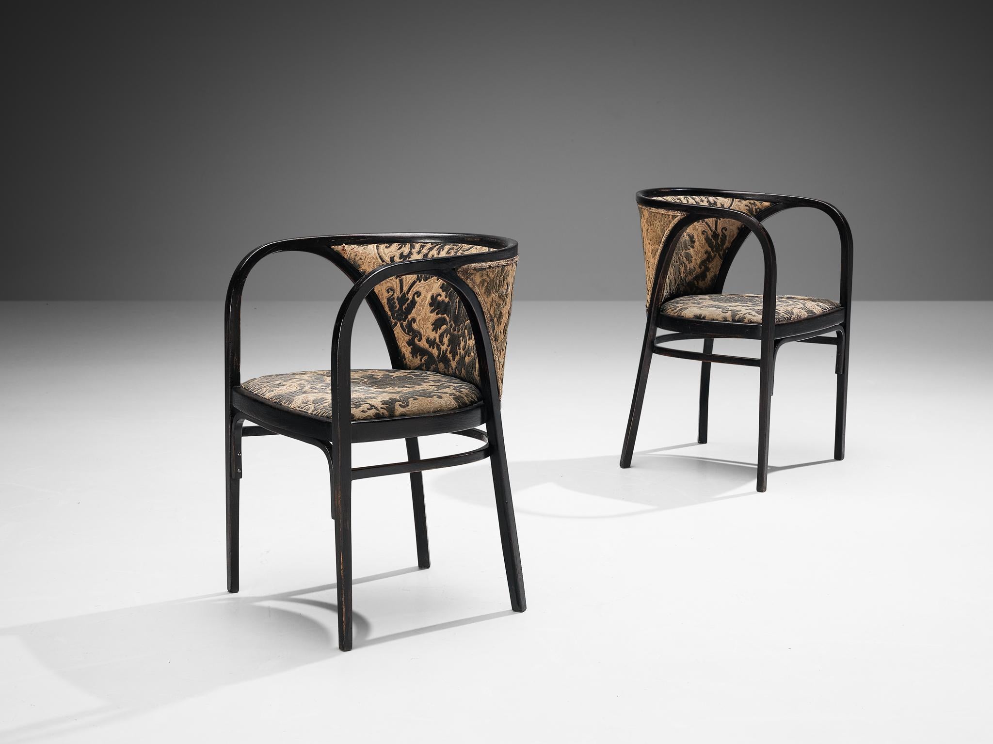 Thonet, Paar Sessel, Bugholz und Stoff, Österreich, 1920er Jahre

Ein Sesselpaar, dessen Gestell aus elegant geschwungenen Linien und runden Kanten besteht, die dem Sessel ein skulpturales Aussehen verleihen. Die Polsterung von Sitz und Rückenlehne