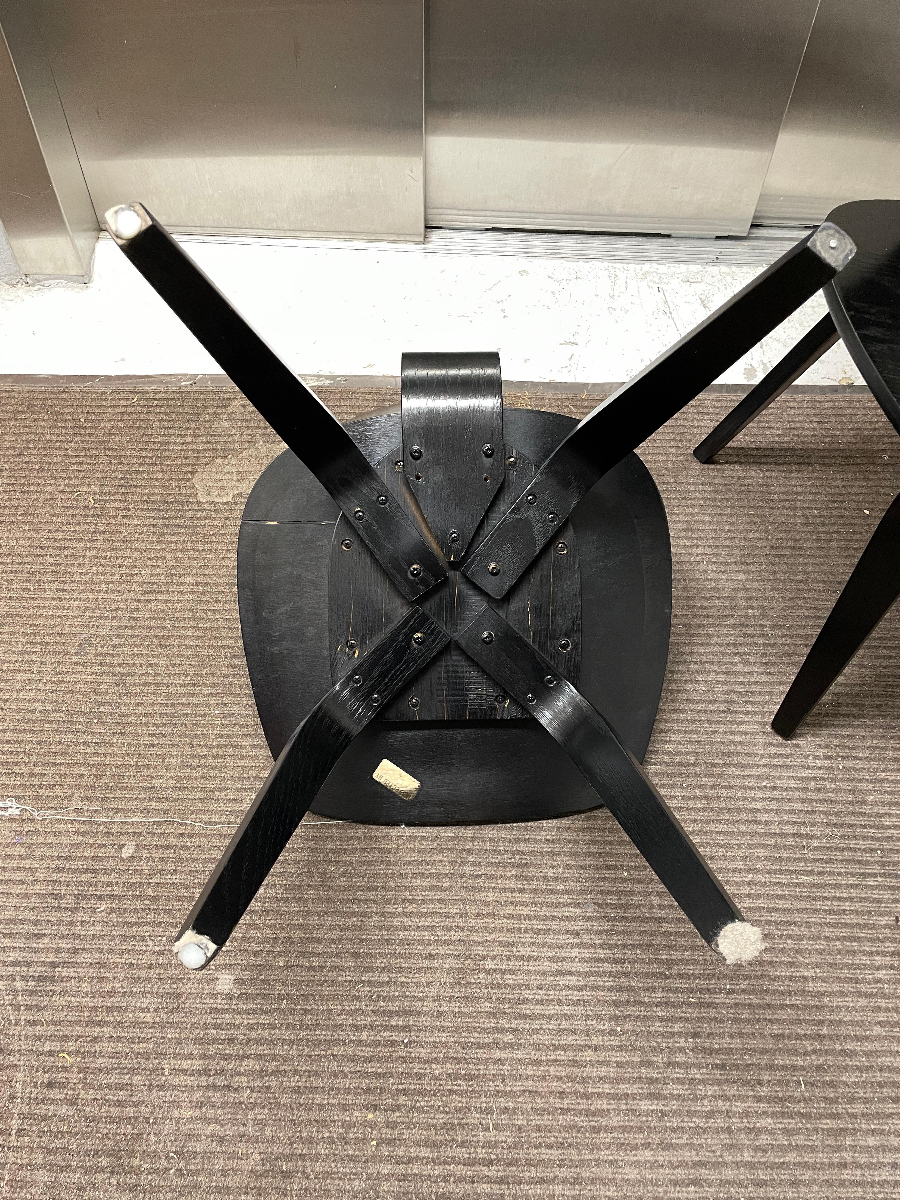 Européen Thonet Paire de chaises en bois teinté noir en vente