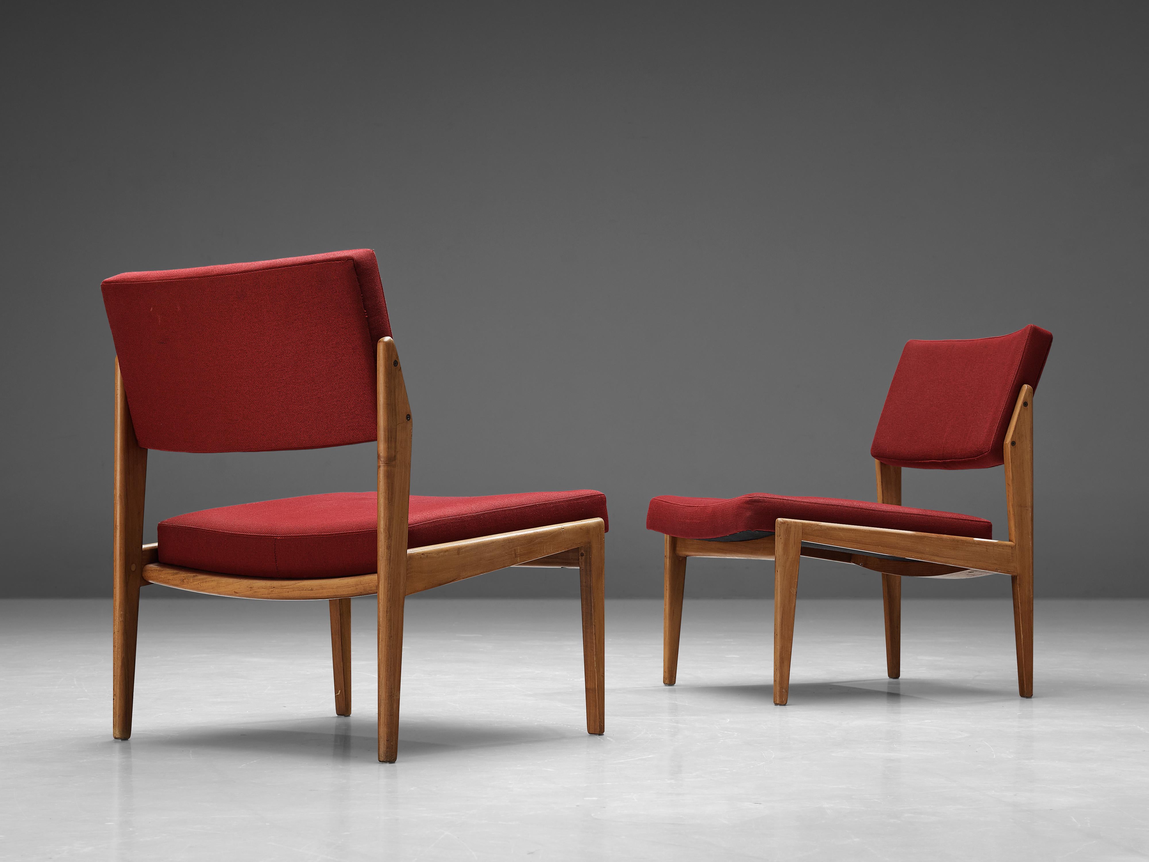Thonet, coppia di sedie, ciliegio, tessuto, Austria, anni '1950

Questa coppia di sedie ha una splendida struttura che incarna un'estetica semplicistica, naturale e senza tempo. Il design è caratterizzato da linee chiare e rette, che si notano nella