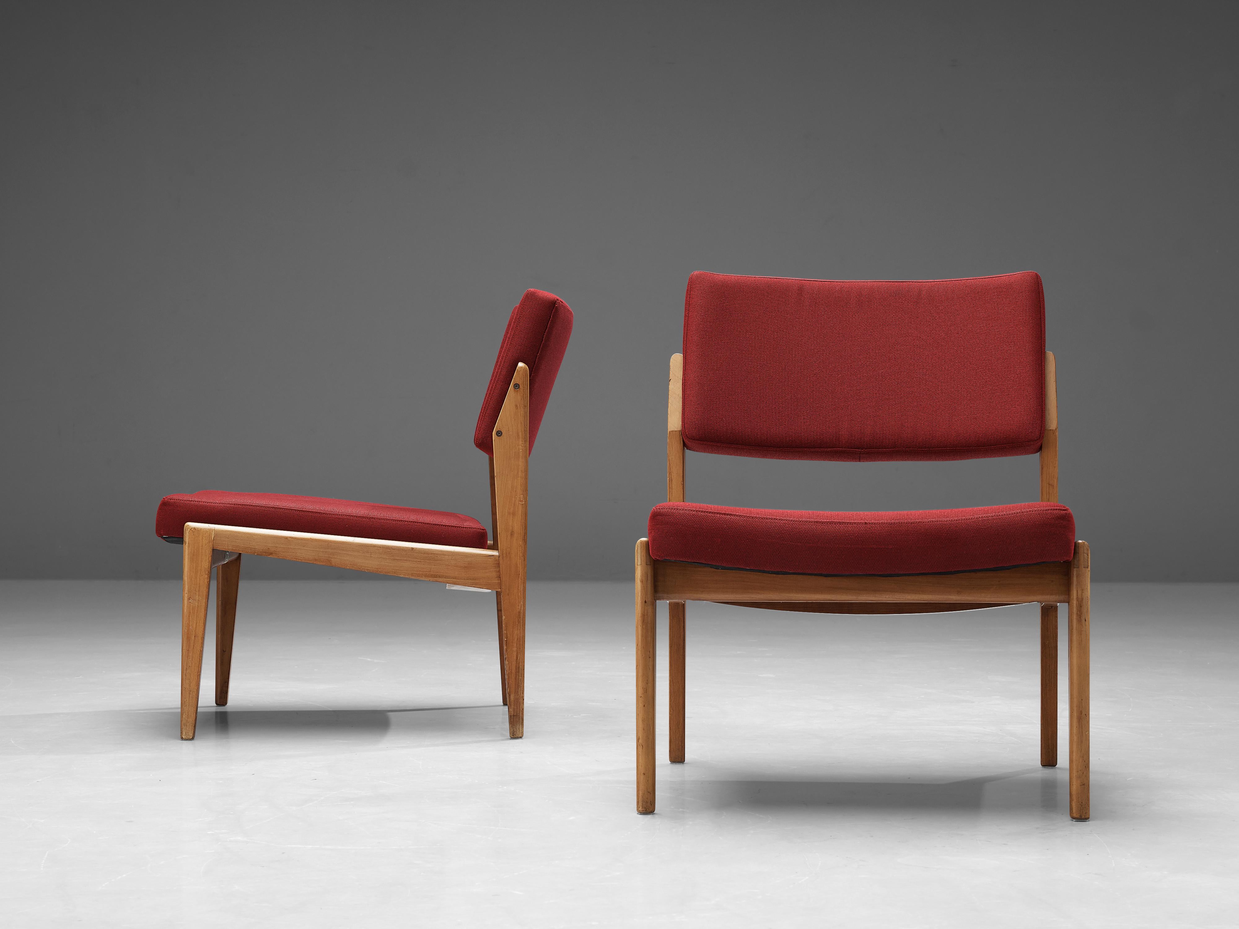 Thonet-Stühle, Paar mit Kirschbaumholz- und Burgunderpolsterung (Deutsch) im Angebot