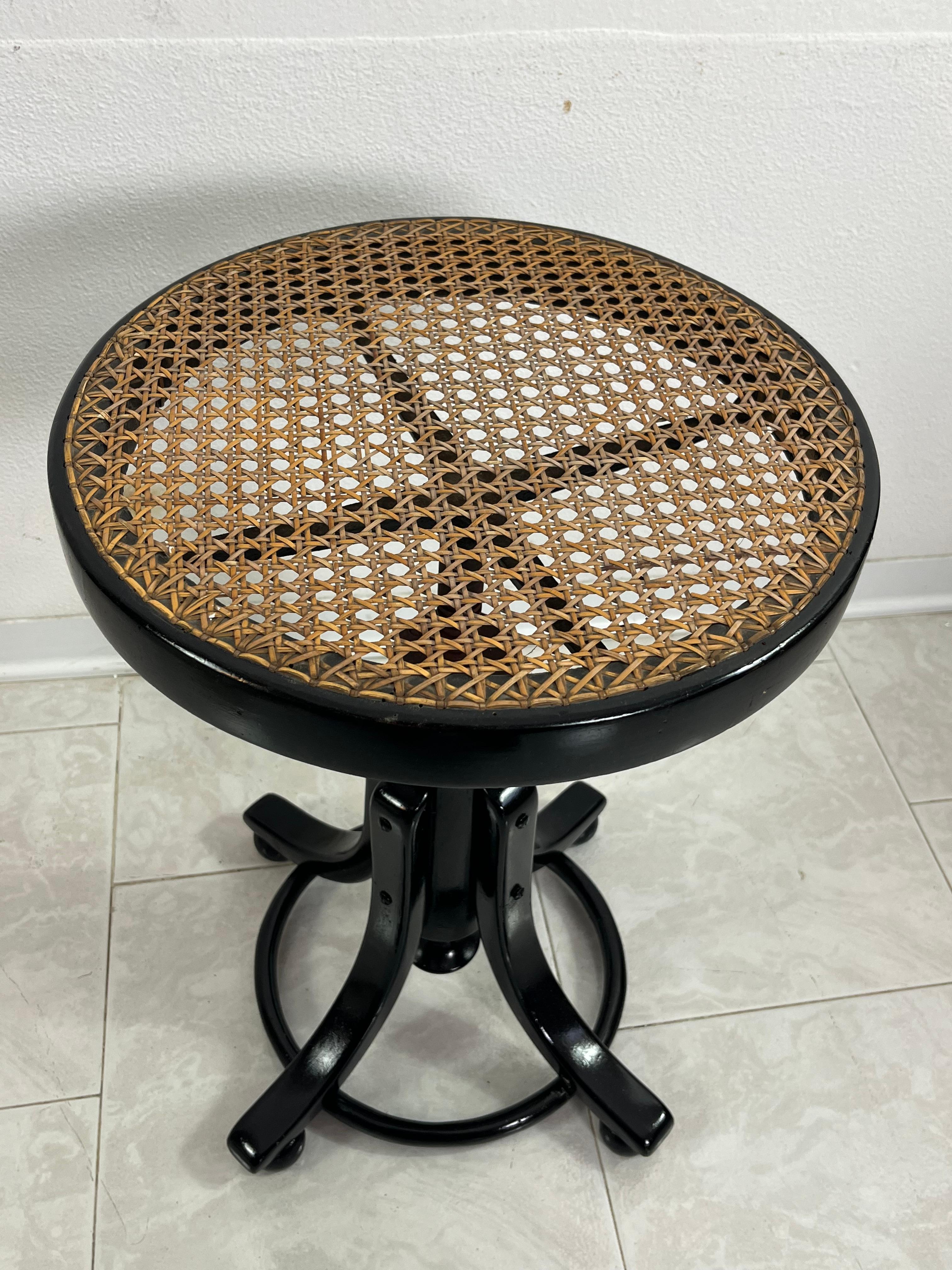 Thonet Klavierhocker, Österreich, 1960er Jahre
Intakt und in gutem Zustand, höhenverstellbar mit Schraubmechanismus.