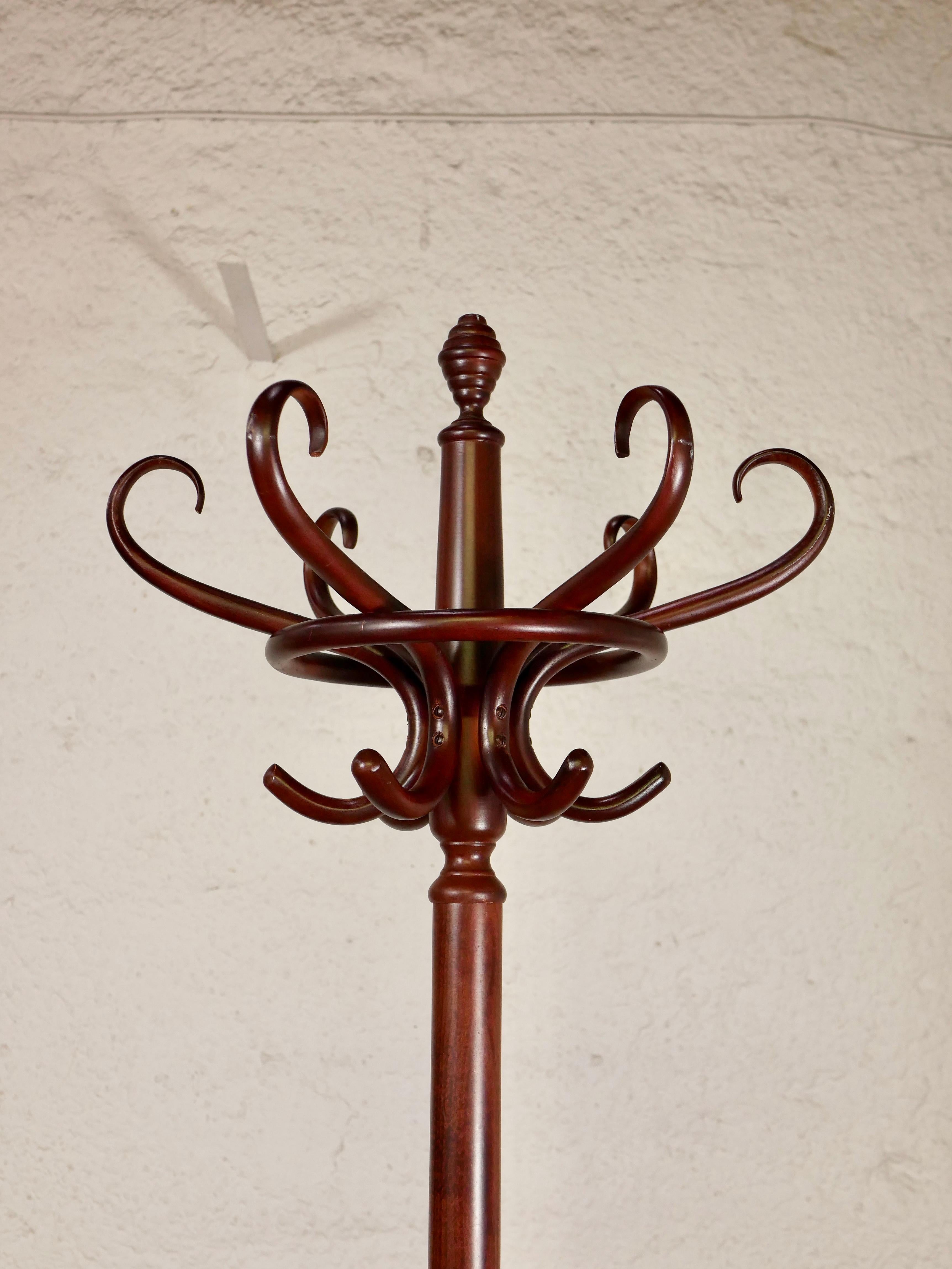 Gorgeous parrot coat stand by Thonet, made in the first Polish factory of the manufacturer, in Radomsko, during the 1950s.
An iconic European design, very bistrot-like, you can find these parrot coat rack in a lot of traditional restaurants in
