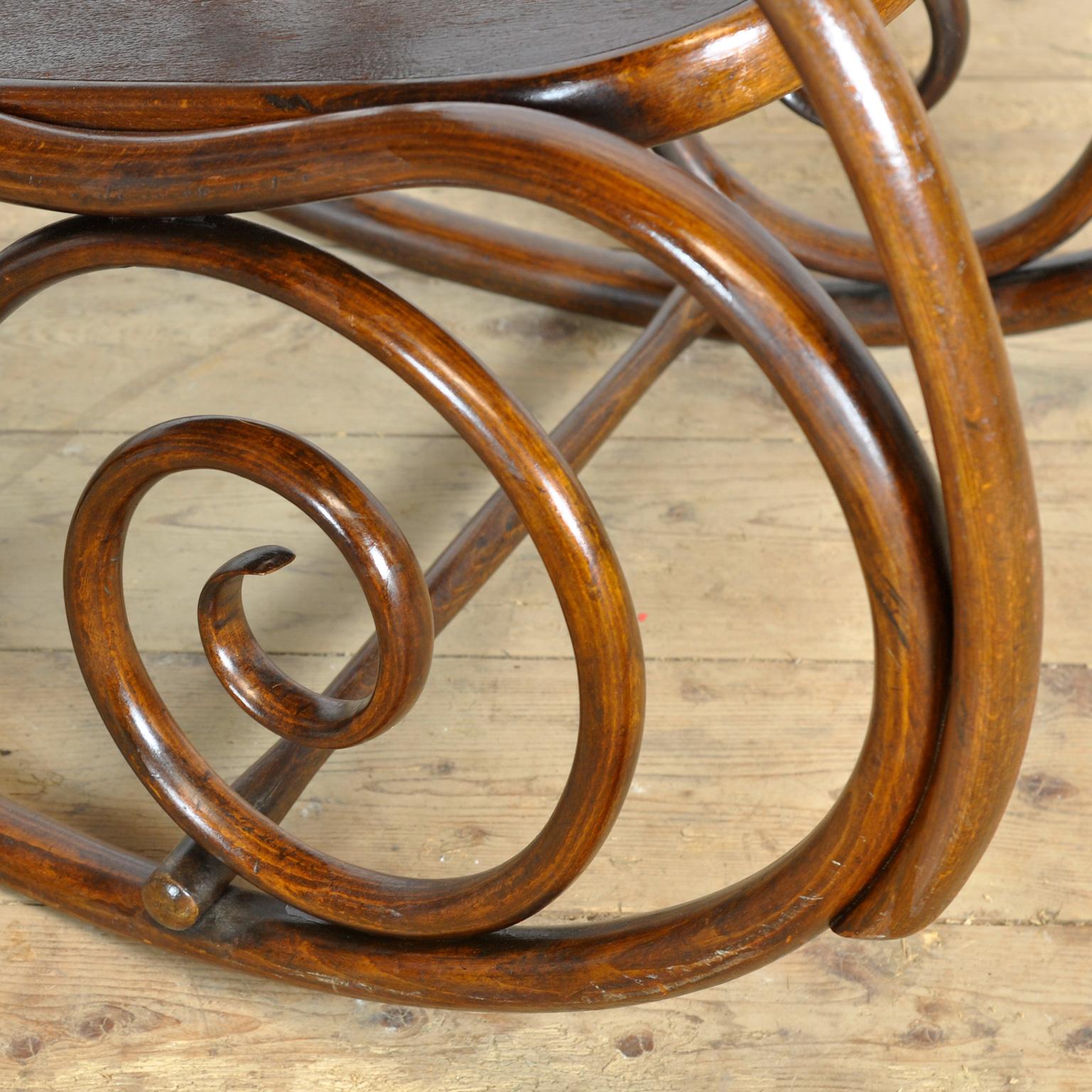 Sedia a dondolo Thonet, 1920 circa in vendita 5