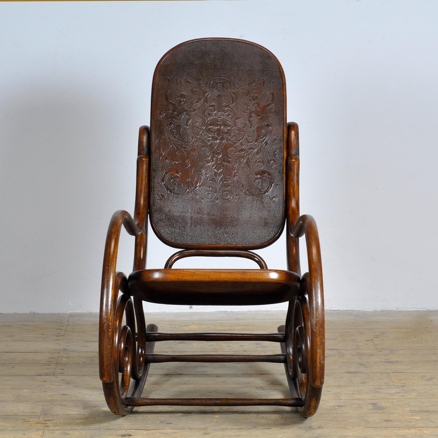 Sedia a dondolo del 1920 circa con immagini di cherubini sullo schienale e sul pannello della seduta. Realizzato dall'influente produttore di mobili austriaco Thonet. Questa sedia a dondolo proviene dalla Bohemia all'inizio del XX secolo ed è stata