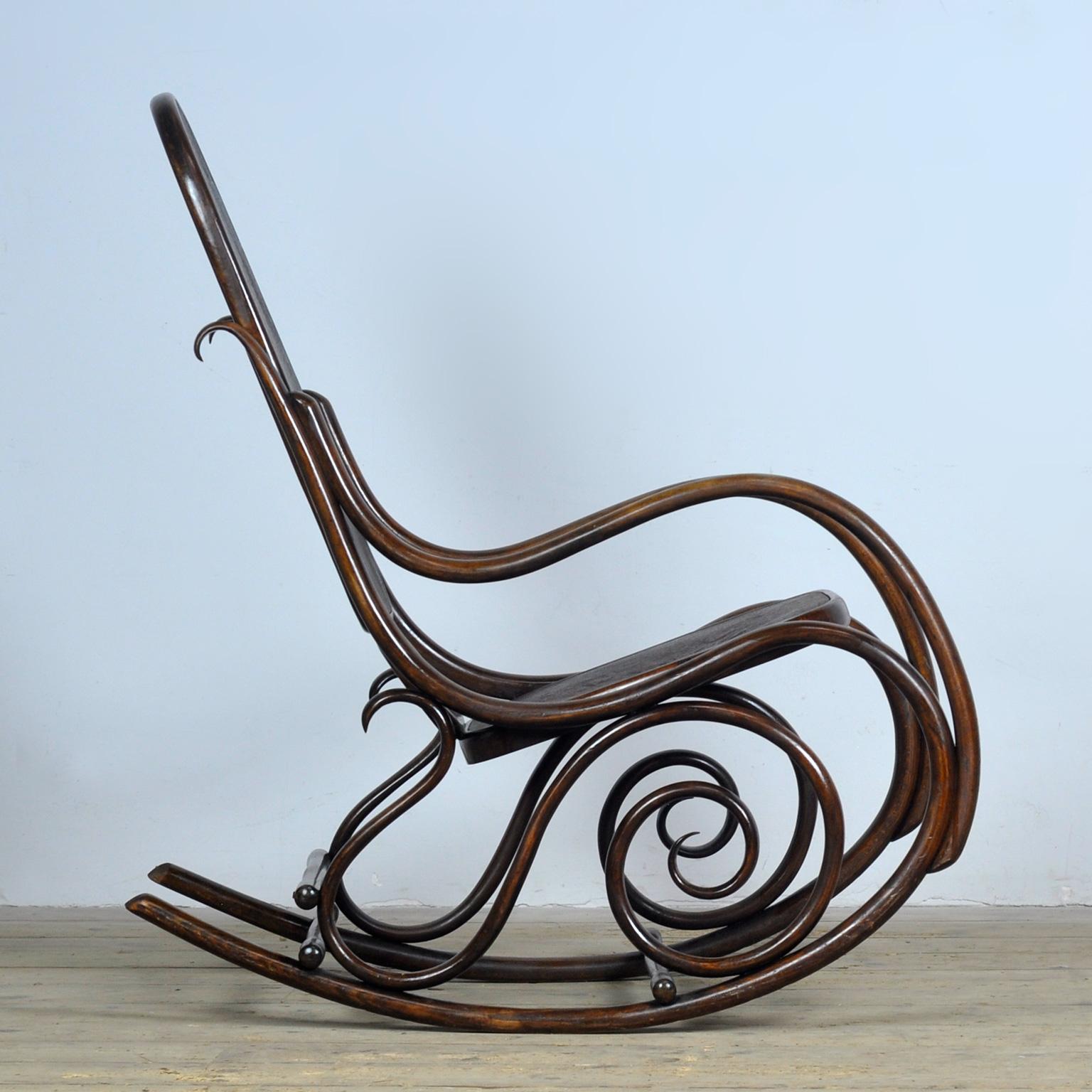 Laccato Sedia a dondolo Thonet, 1920 circa in vendita