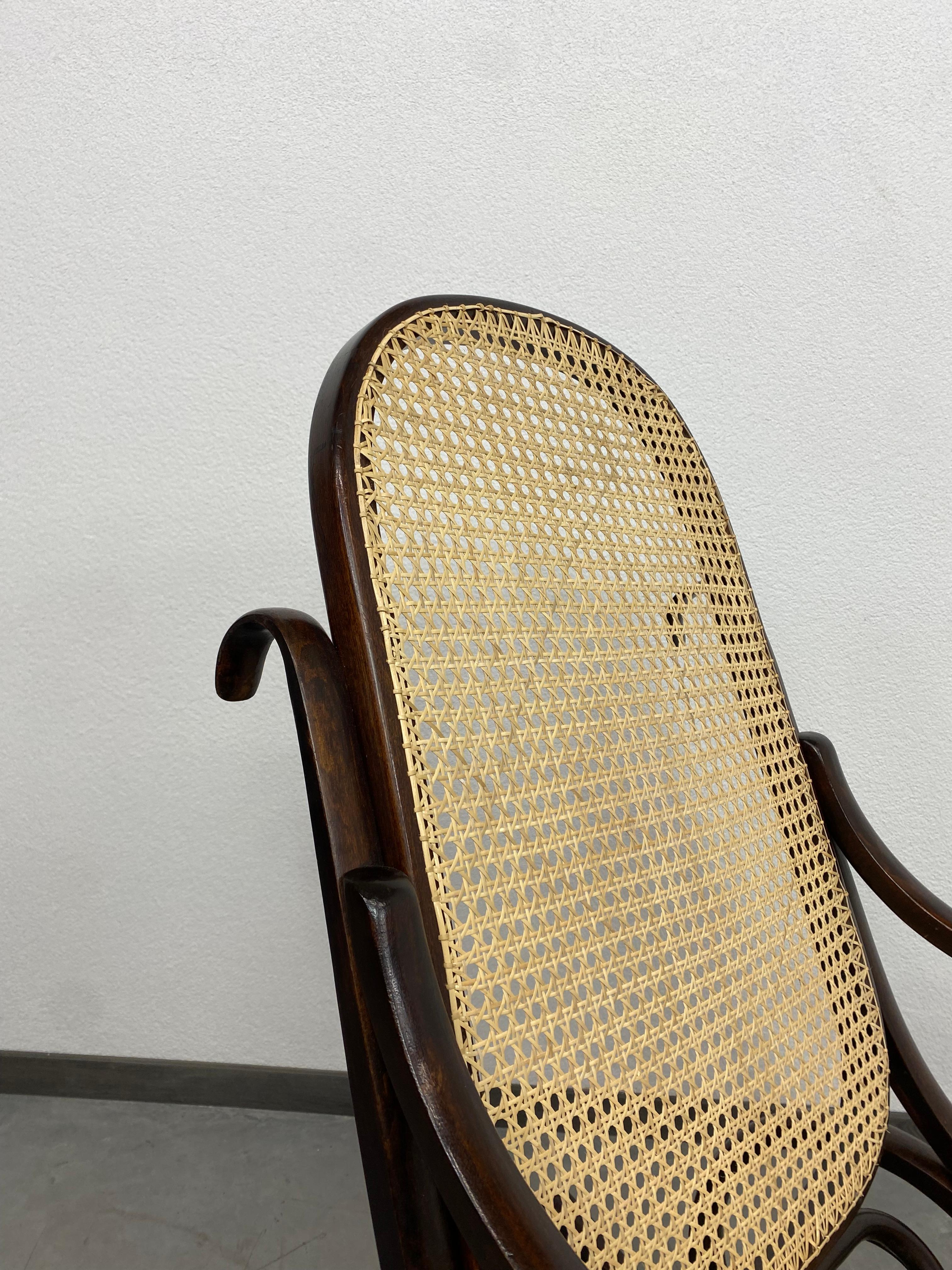 Thonet rocking chair In Excellent Condition In Banská Štiavnica, SK