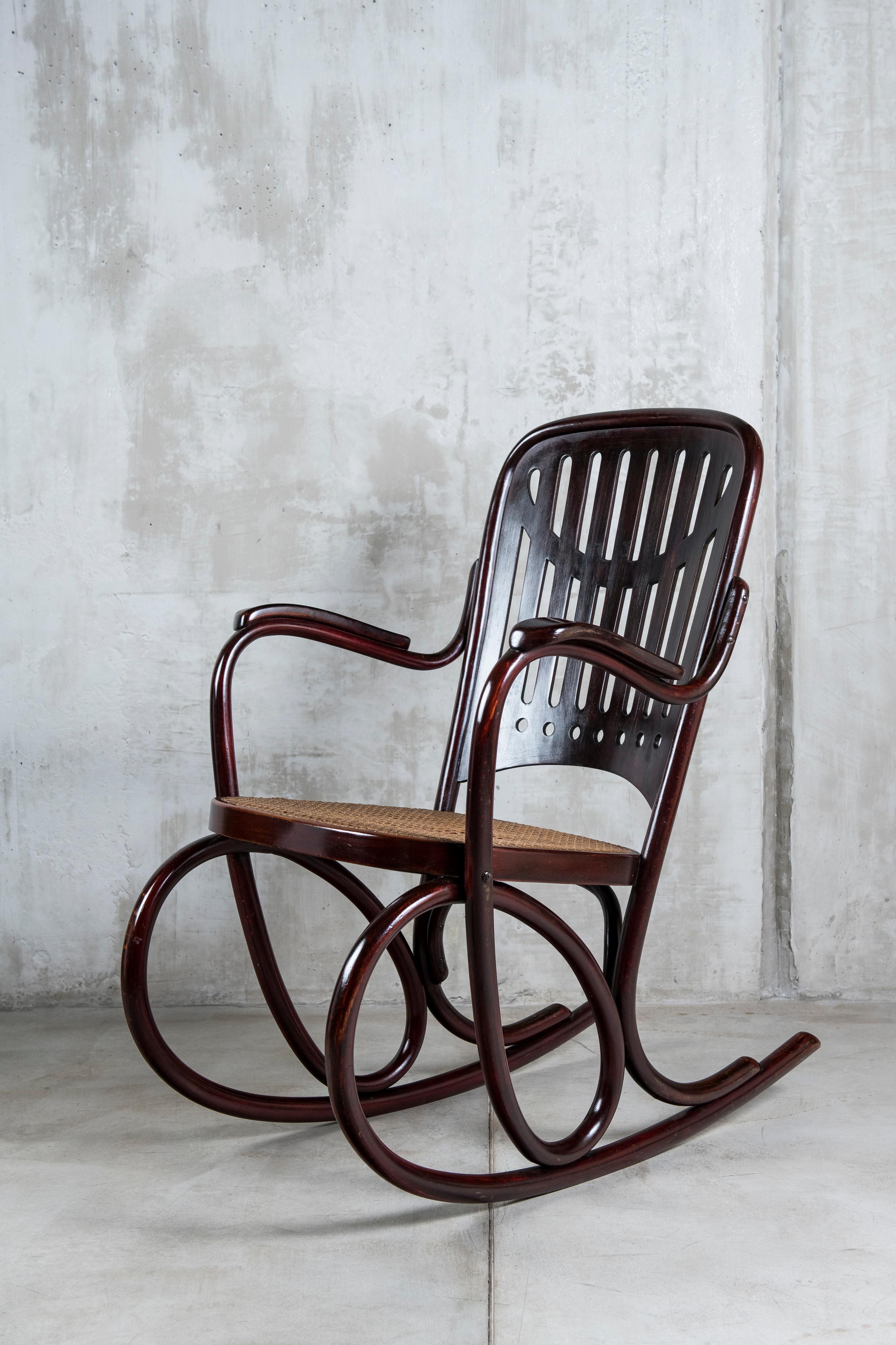 Thonet rocking chair, model number 71. Vienna, 1910. Signed Thonet Bellow.