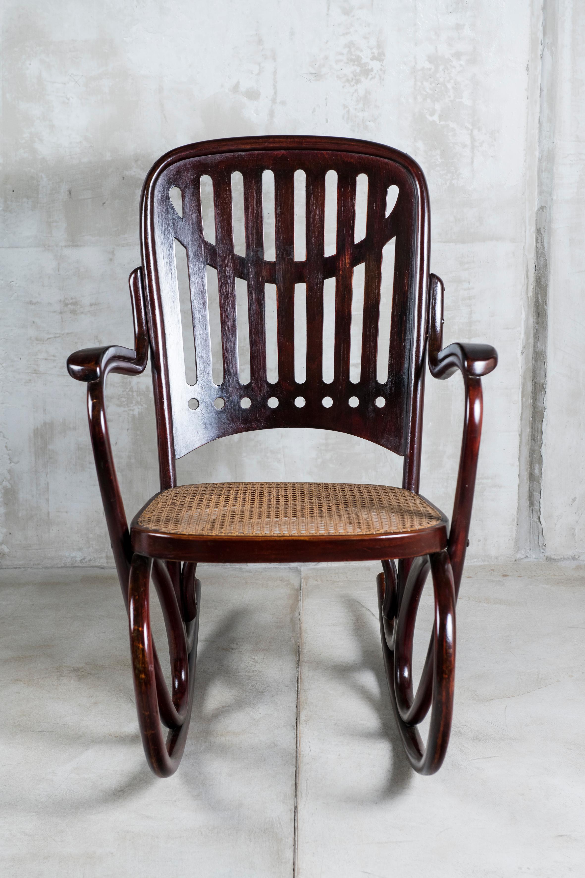 Austrian Thonet Rocking Chair, Model Number 71, Vienna, 1910, Signed Thonet Bellow For Sale