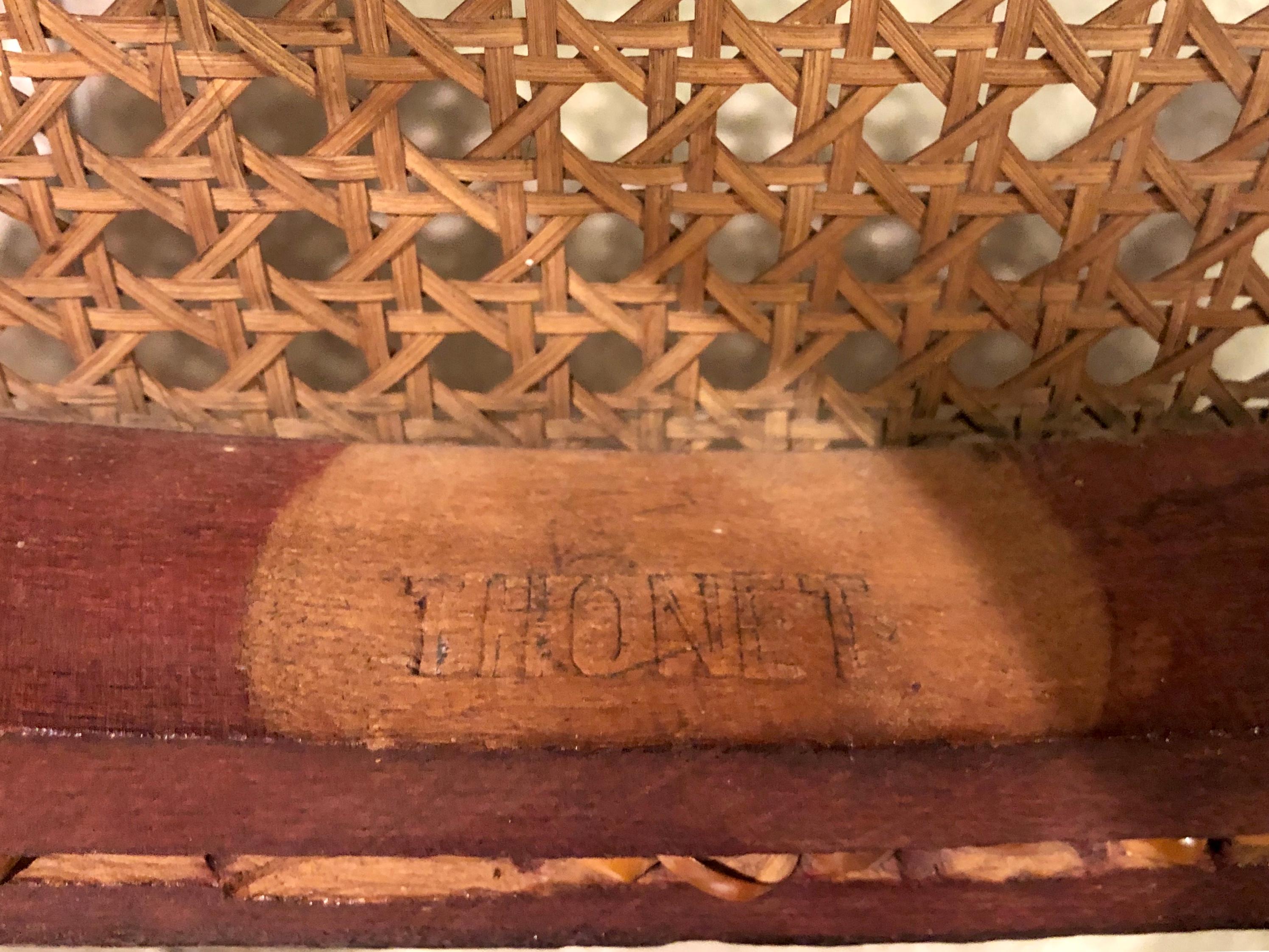 Thonet Rocking Chair, Model Number 71, Vienna, 1910, Signed Thonet Bellow In Good Condition For Sale In Buenos Aires, Buenos Aires