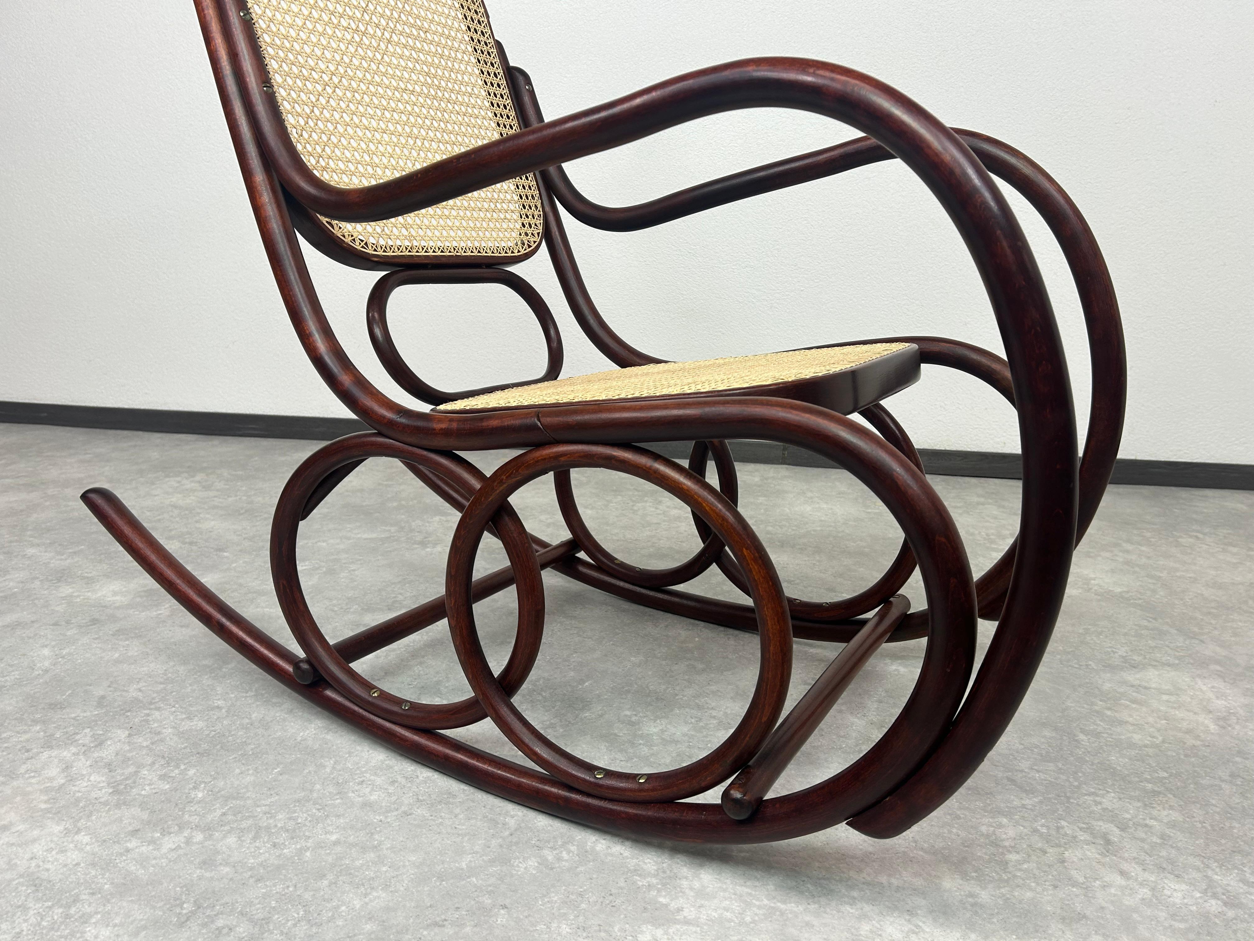 Silla mecedora Thonet nº 4 teñida y repulida profesionalmente con nuevo asiento de ratán hecho a mano.