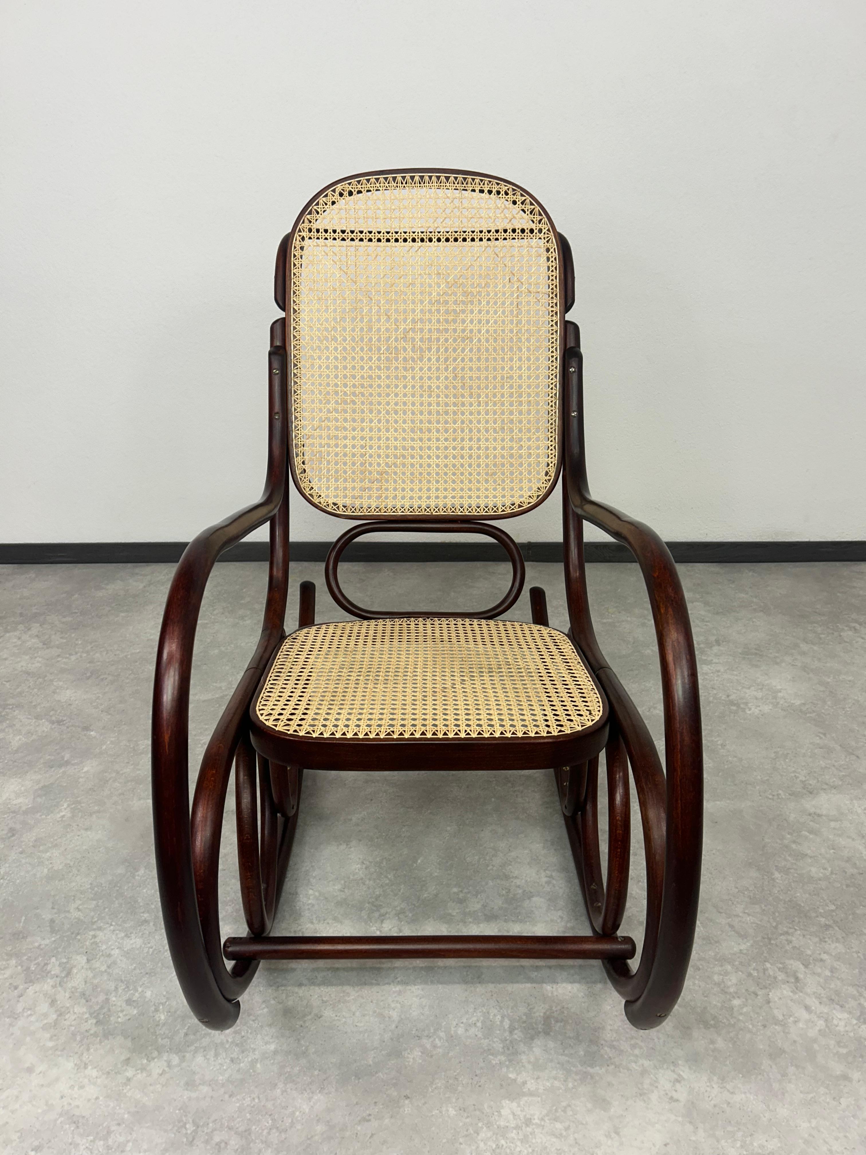 Silla mecedora Thonet nº 4 en Excelente Estado en Banská Štiavnica, SK